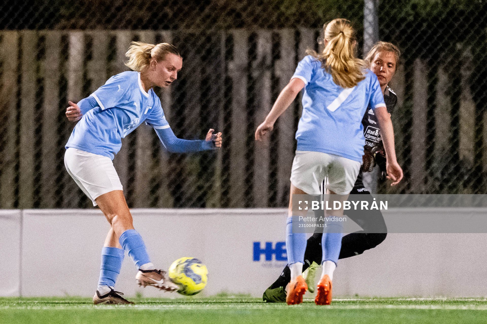 Malmö FFs Olivia von Barnekow-Löfberg under fotbollsmatchen i Division 4 Sydvästra Skåne mellan Malmö FF Akademi och Ystads IF den 4 oktober 2023 i Malmö.