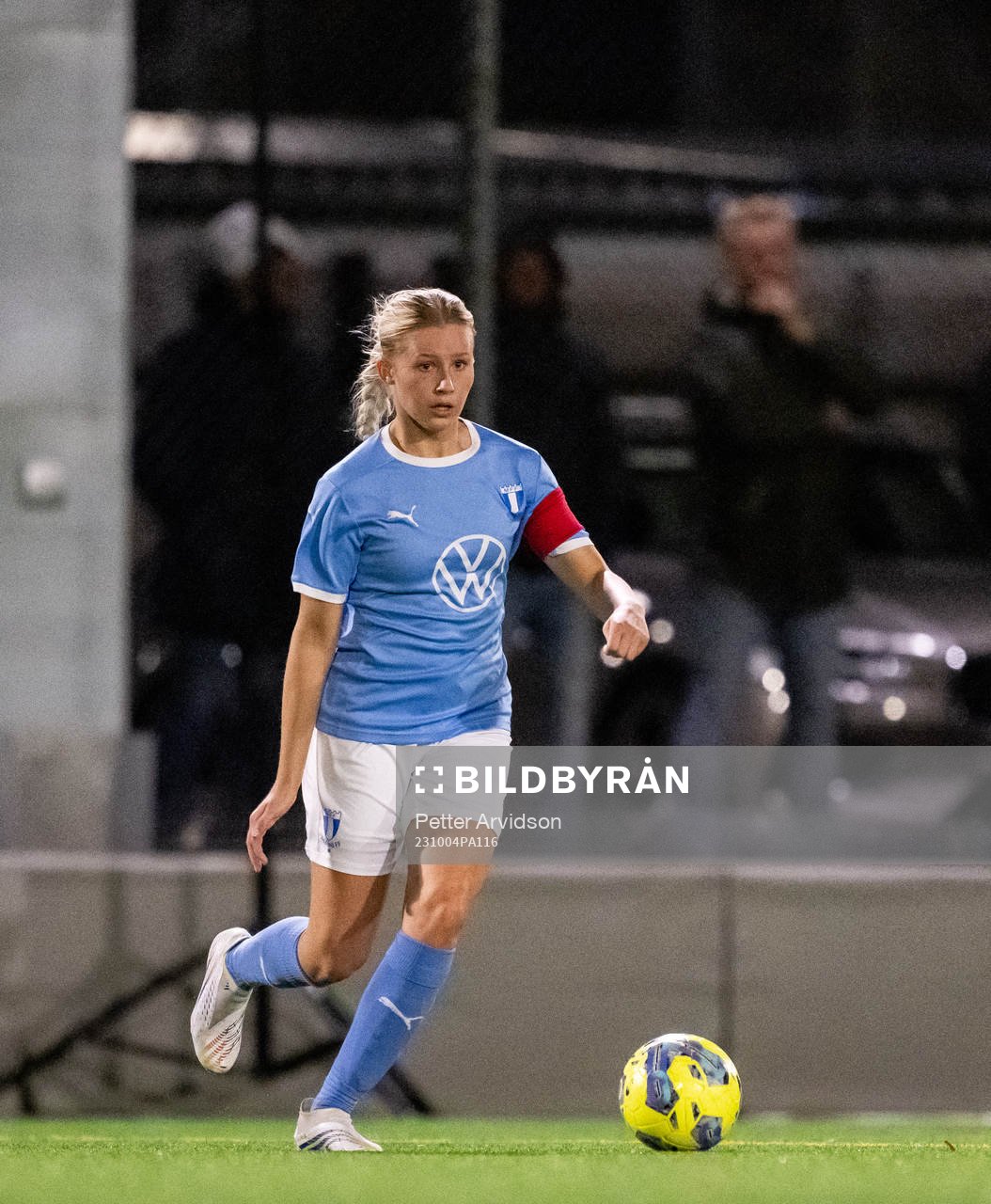 Malmö FFs Olivia Johansson under fotbollsmatchen i Division 4 Sydvästra Skåne mellan Malmö FF Akademi och Ystads IF den 4 oktober 2023 i Malmö.