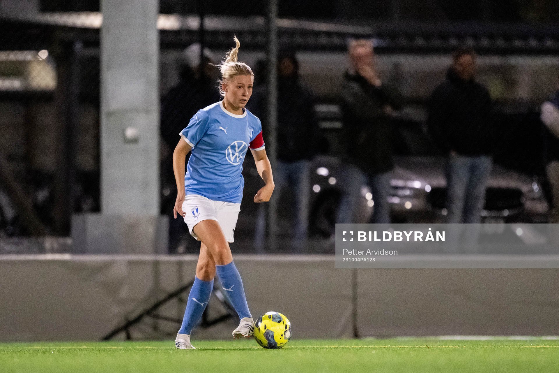 Malmö FFs Olivia Johansson under fotbollsmatchen i Division 4 Sydvästra Skåne mellan Malmö FF Akademi och Ystads IF den 4 oktober 2023 i Malmö.
