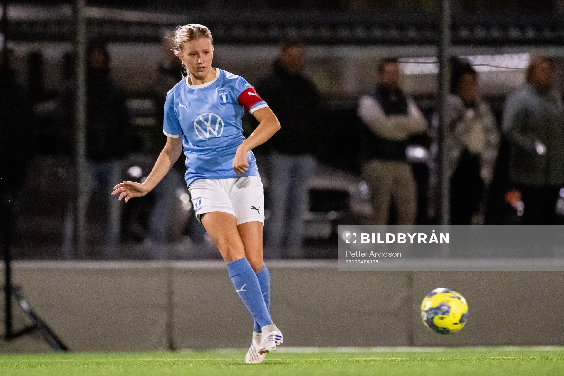 Malmö FFs Olivia Johansson under fotbollsmatchen i Division 4 Sydvästra Skåne mellan Malmö FF Akademi och Ystads IF den 4 oktober 2023 i Malmö.