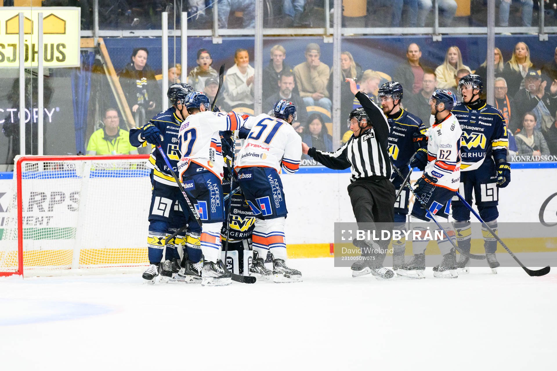 stökigt framför HV71s målvakt Joni Ortio