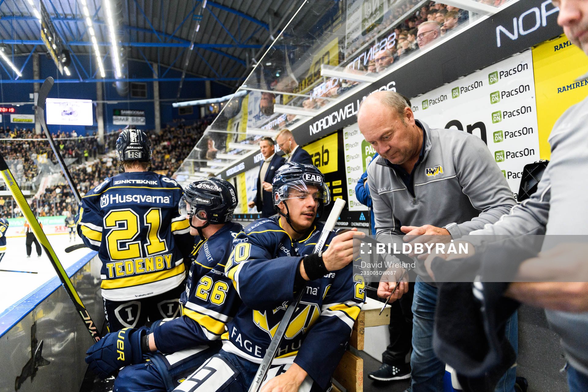 HV71s André Petersson och materialförvaltare Michael