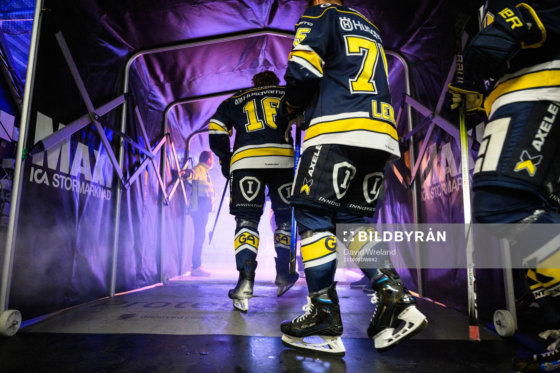23100 HV71 äntrar isen