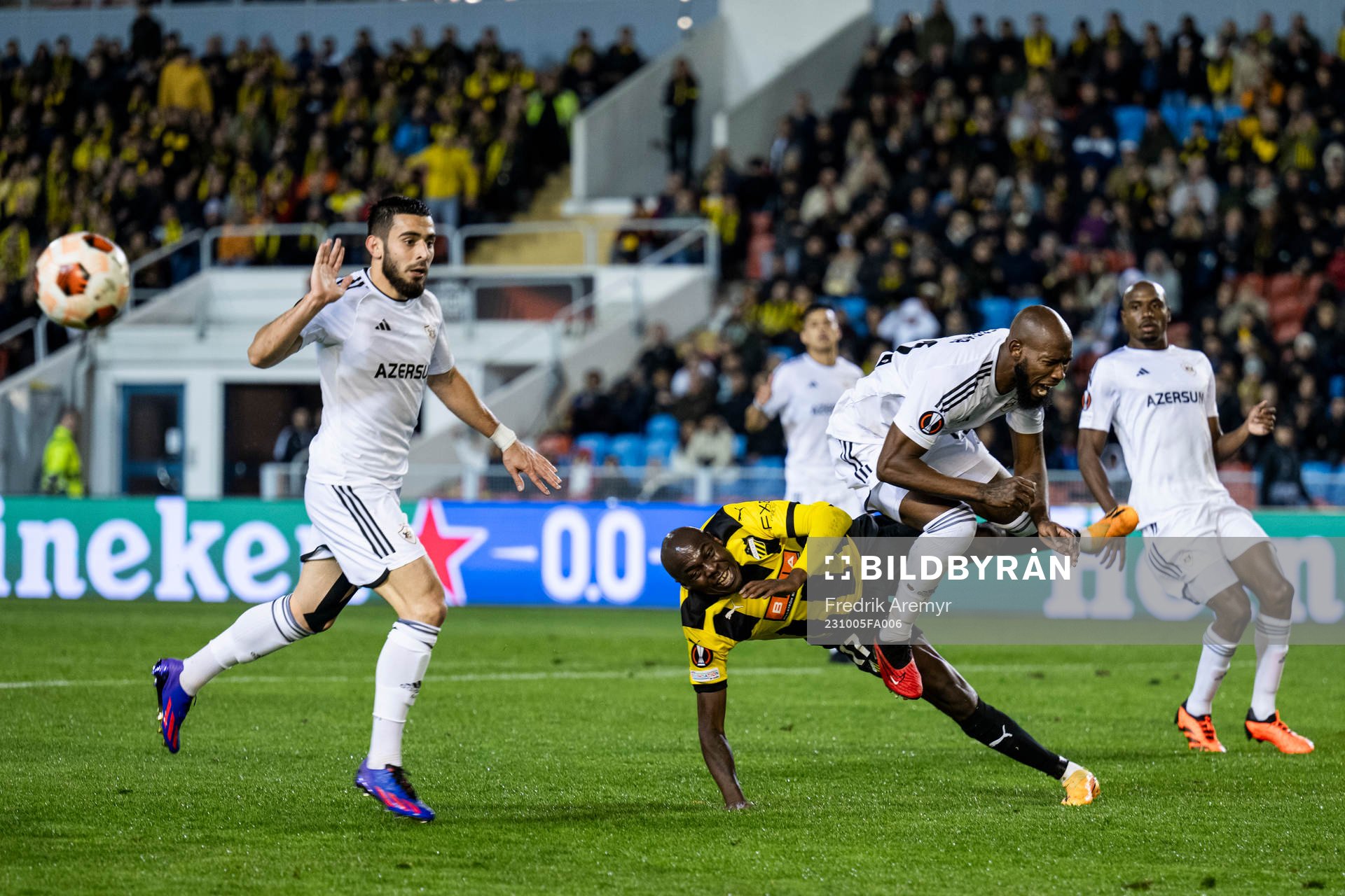Edward Chilufya of Häcken and Kevin Medina of Qarabag
