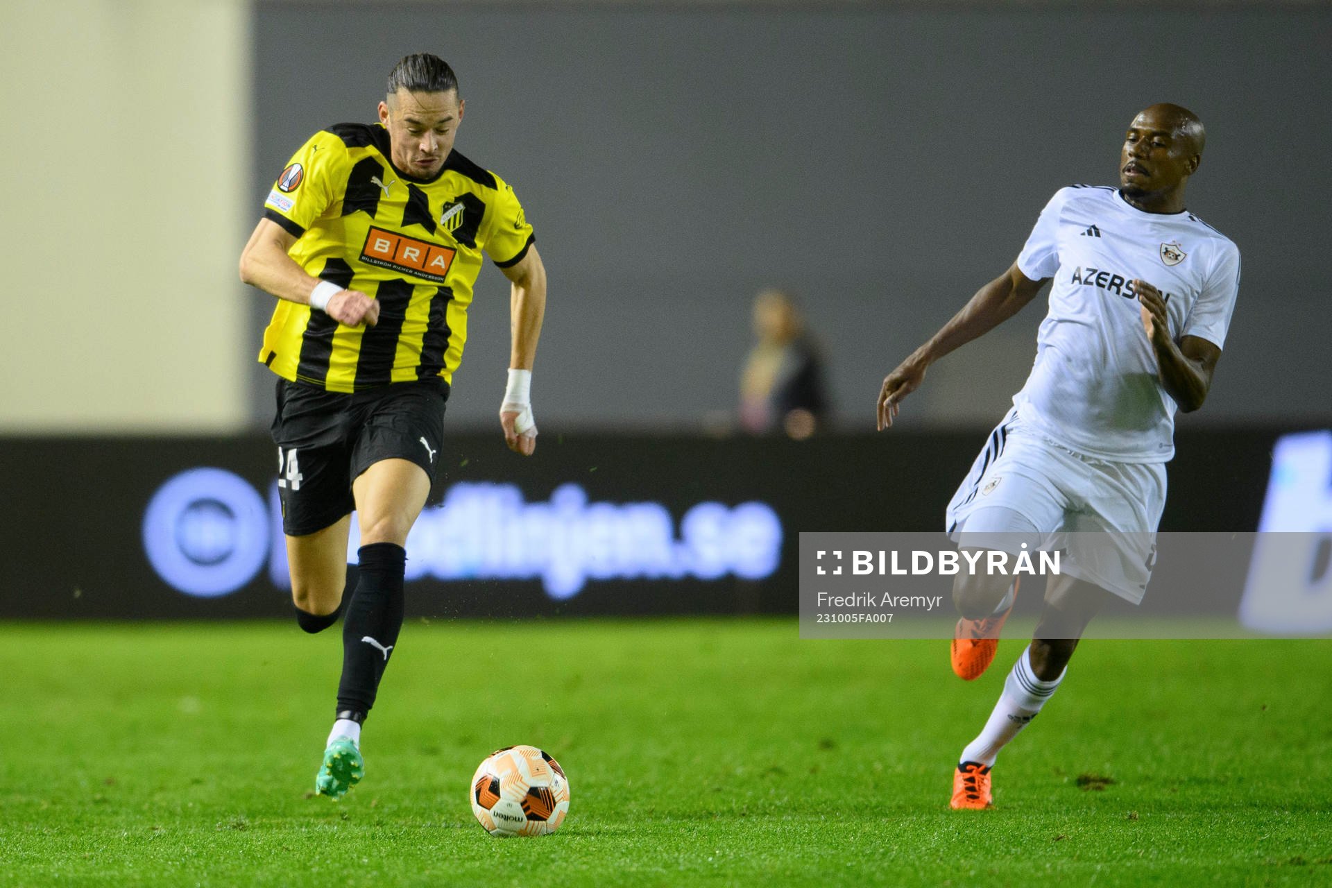Amor Layouni of Häcken and Julio Romao of Qarabag