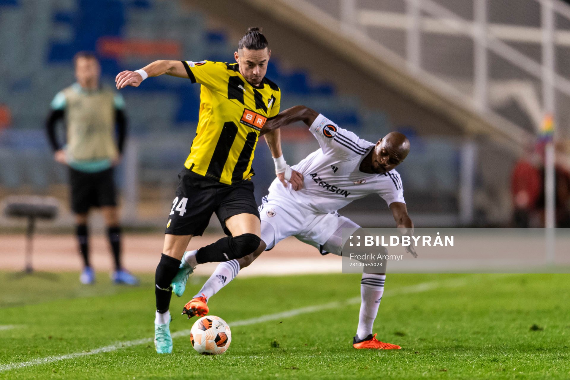 Amor Layouni of Häcken and Julio Romao of Qarabag