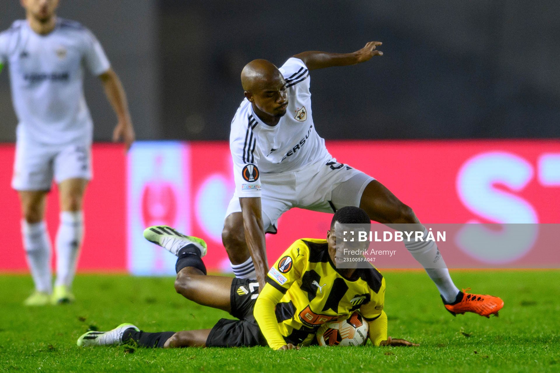 Akoua Romeo Amane of of Häcken and Julio Romao of Qarabag