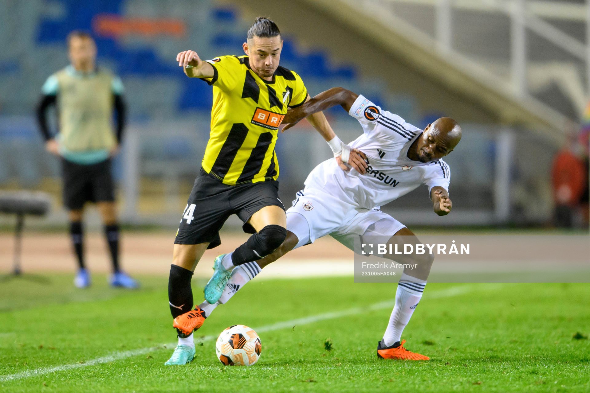 Amor Layouni of Häcken and Julio Romao of Qarabag