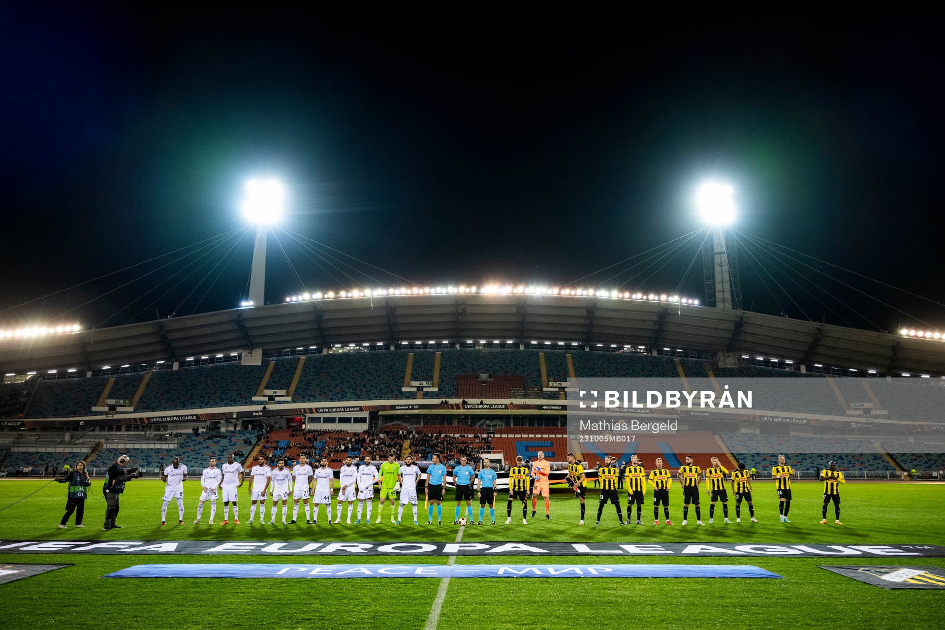 Players of Qarabag and of Häcken at line up