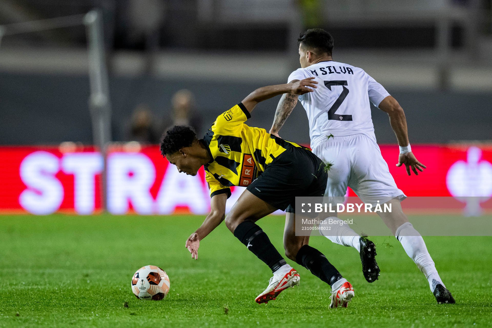 Momodou Lamin Sonko of Häcken och Matheus Silva of Qarabag
