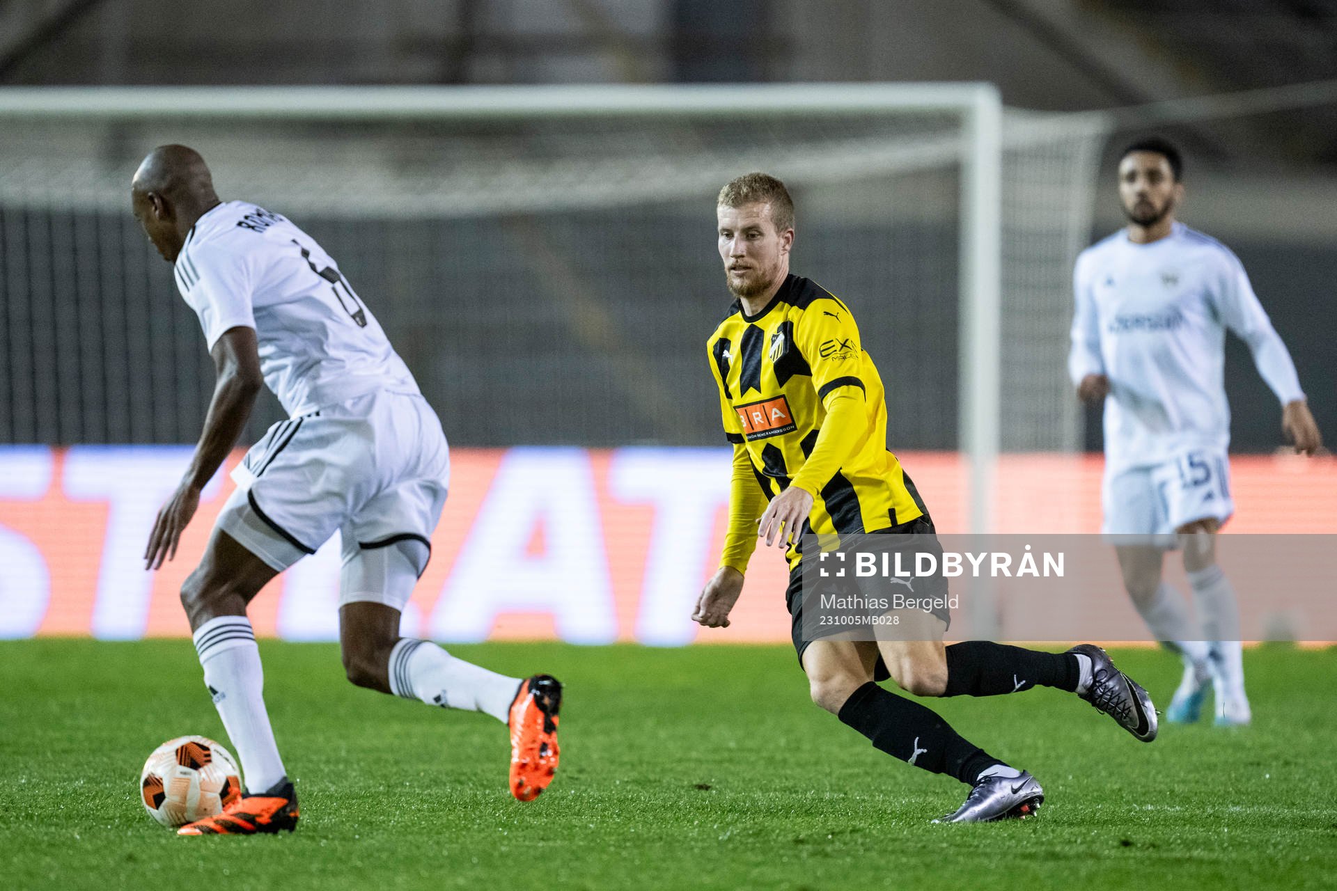 Julio Romao of Qarabag and Simon Gustafson of Häcken