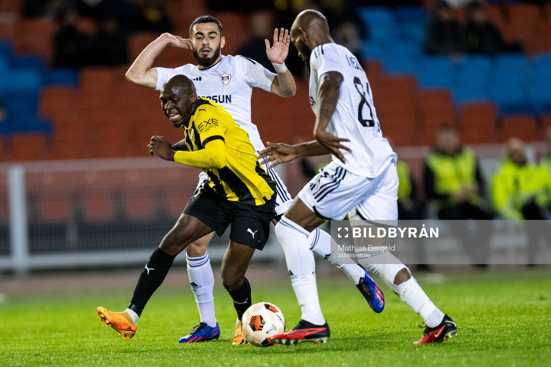Edward Chilufya of Häcken and Elvin Jafarguliyev of Qarabag