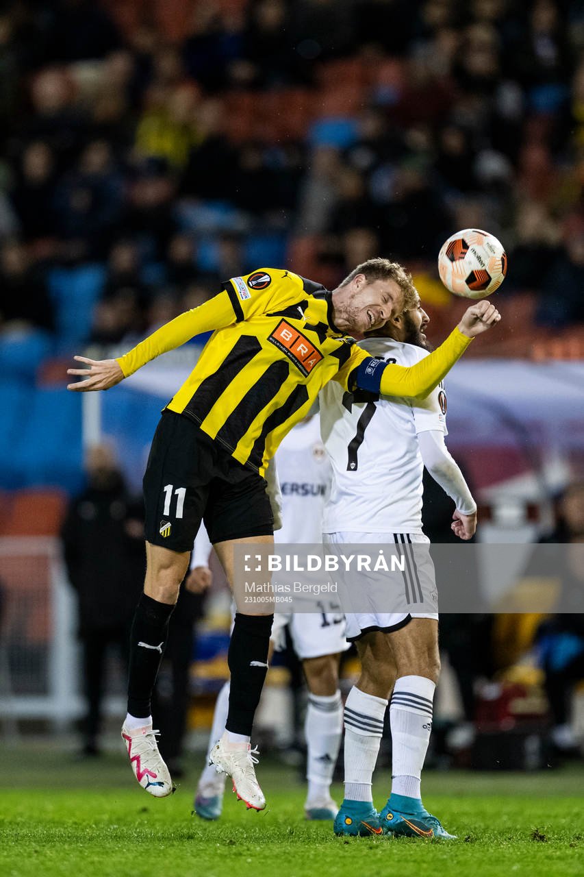 Samuel Gustafson of Häcken and Yassine Benzia of Qarabag