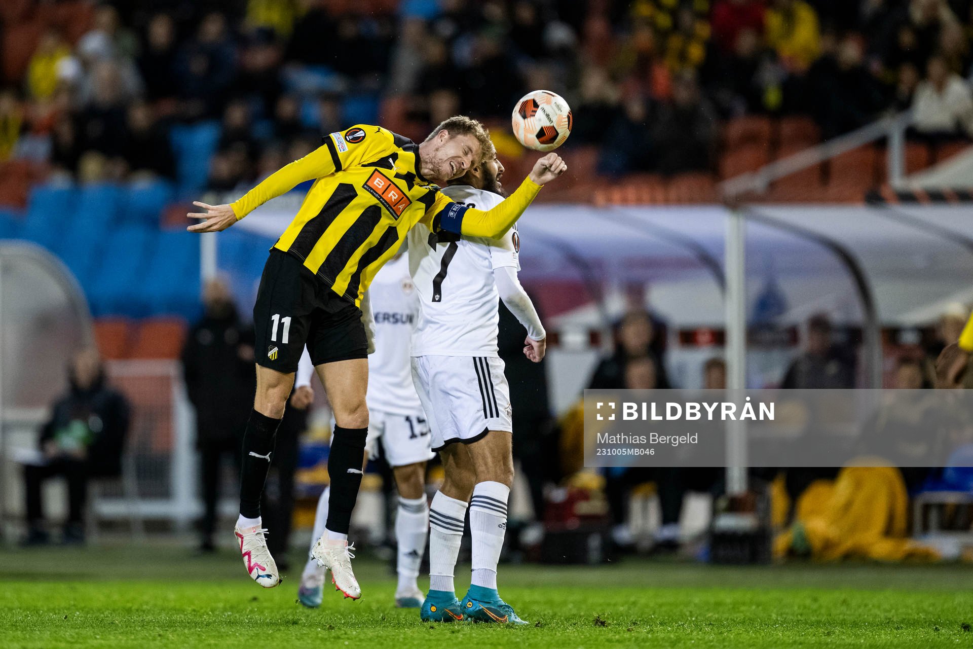 Samuel Gustafson of Häcken and Yassine Benzia of Qarabag