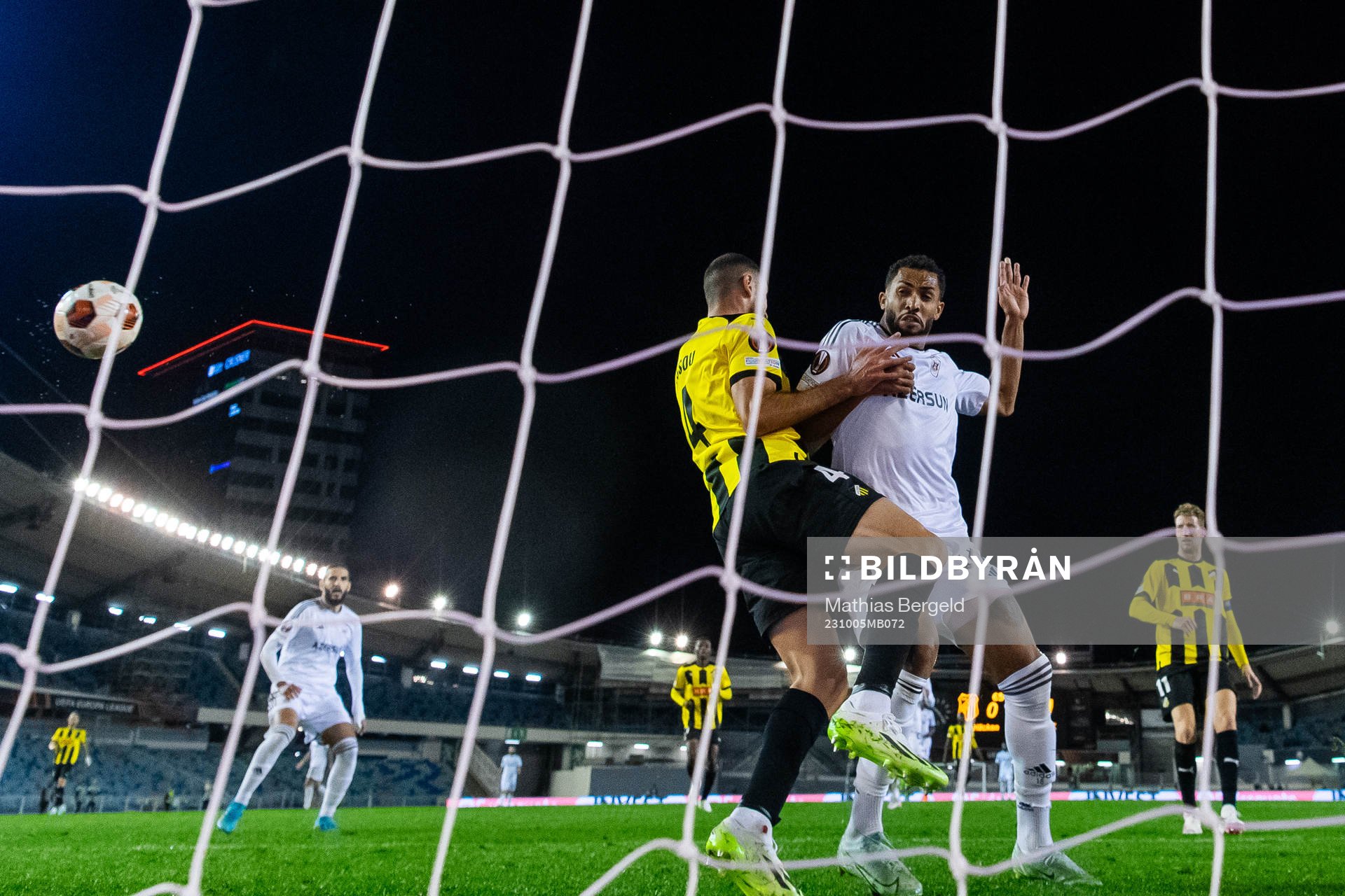 Aiham Ousou of Häcken defends against Juninho of Qarabag