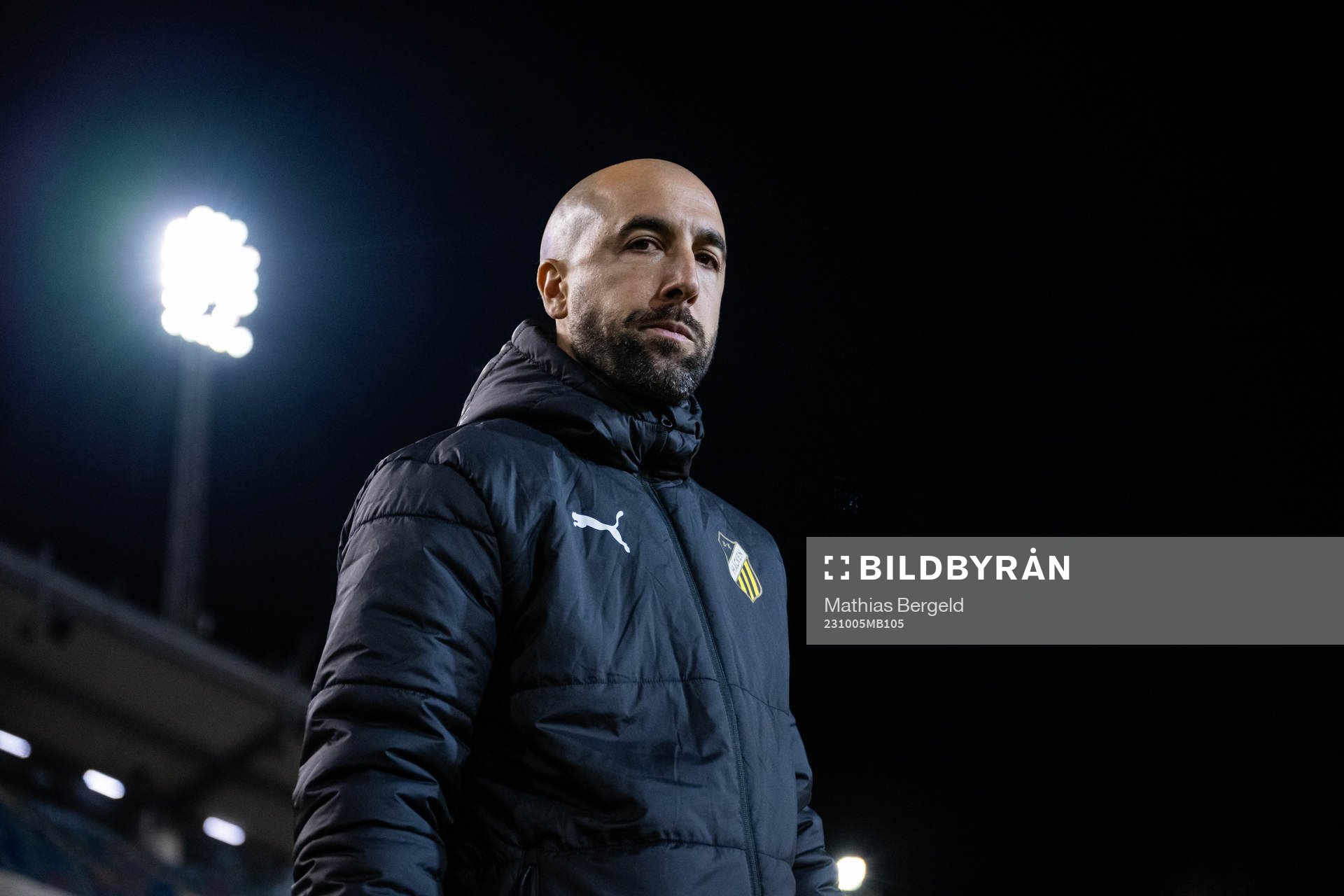Assistant coach Martin Foyston of Häcken enters the pitch ahead of the UEFA Europa League football match between Häcken and Qarabag on October 5, 2023 in Gothenburg.