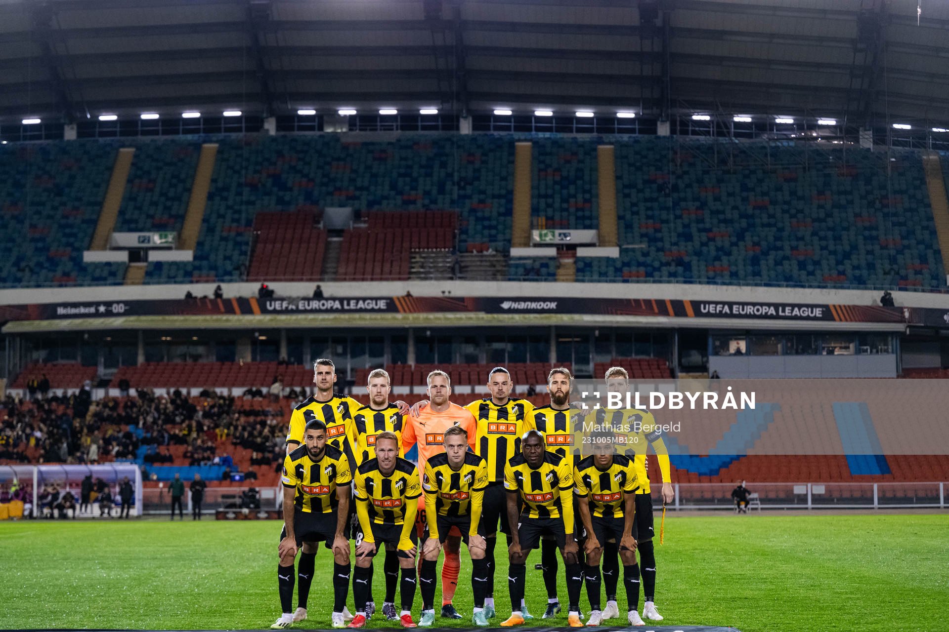 The starting eleven of Häcken pose for a photo