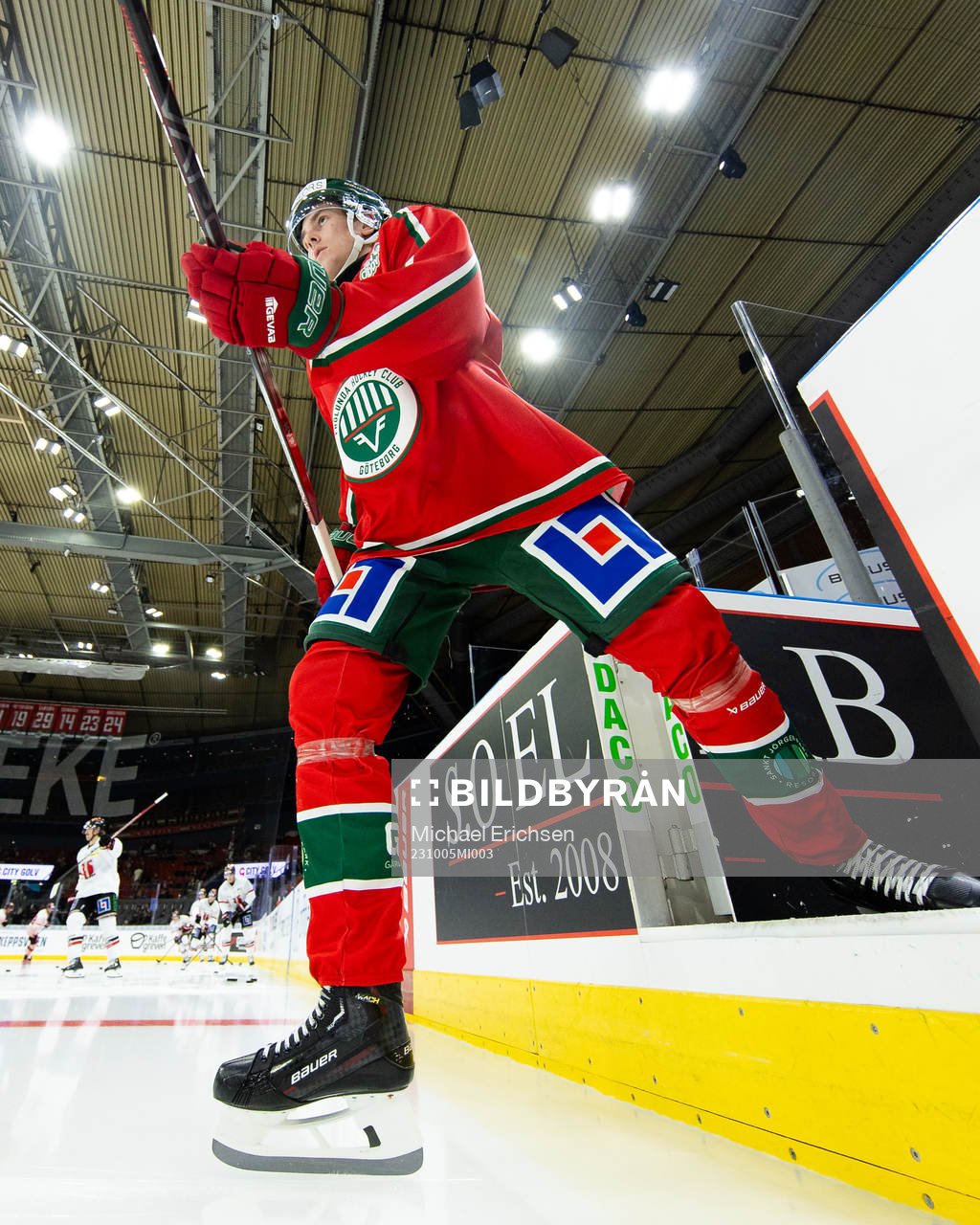 Frölundas Pontus Johansson på väg ut för att värma