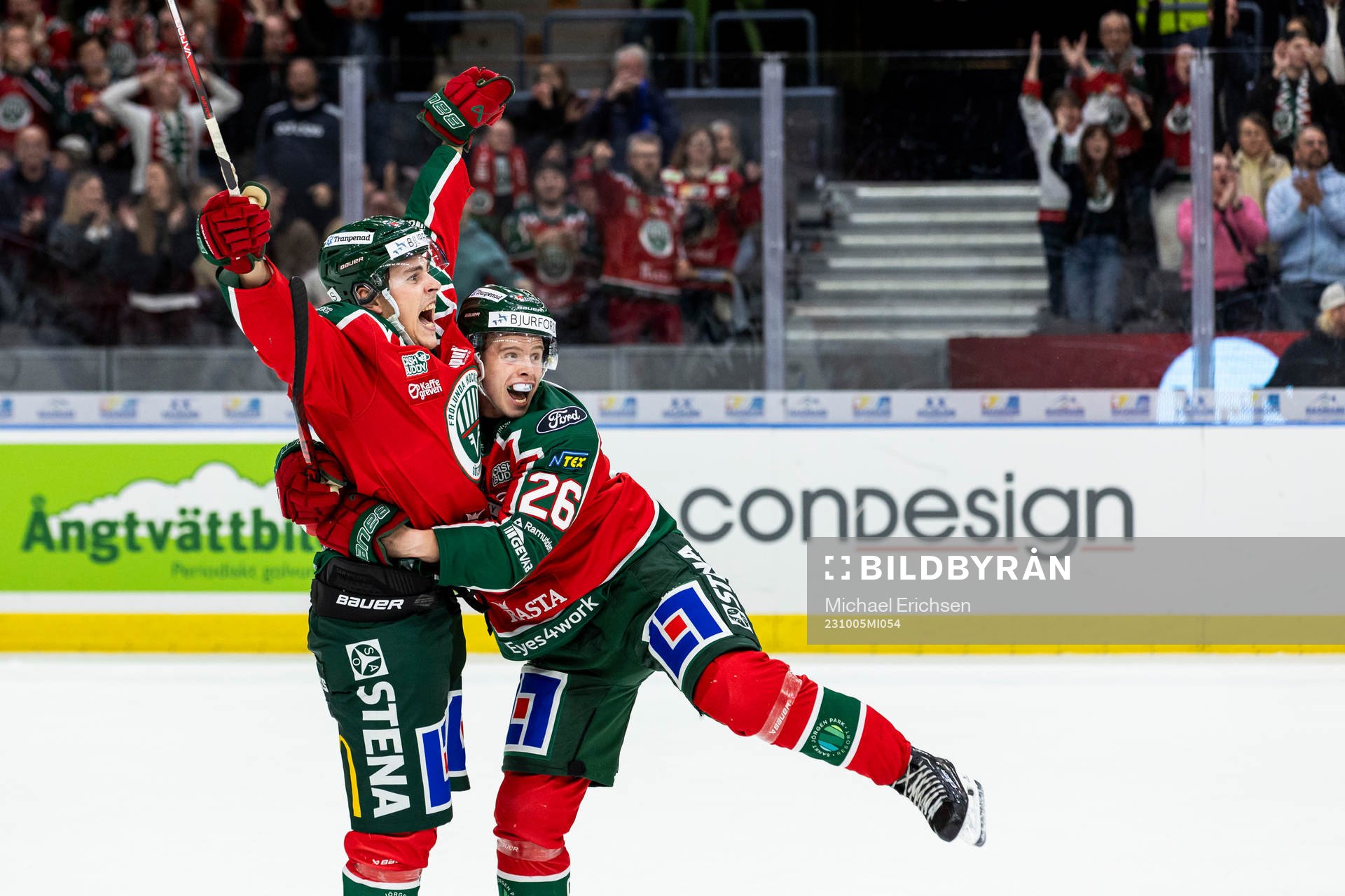 Frölundas Max Lindroth och Isac Heens jublar