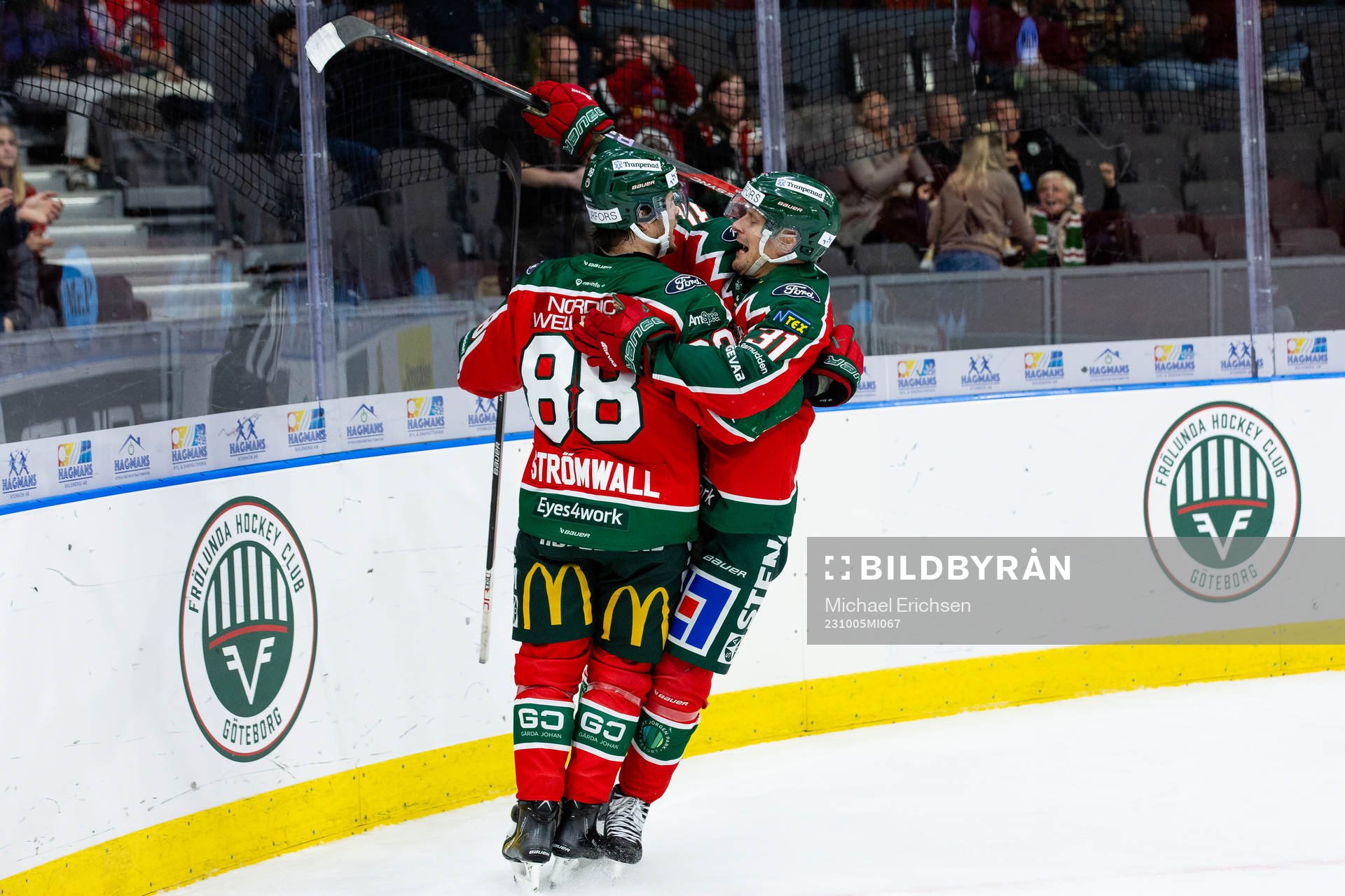 Frölundas Malte Strömwall jublar ihop med Nicklas Lasu