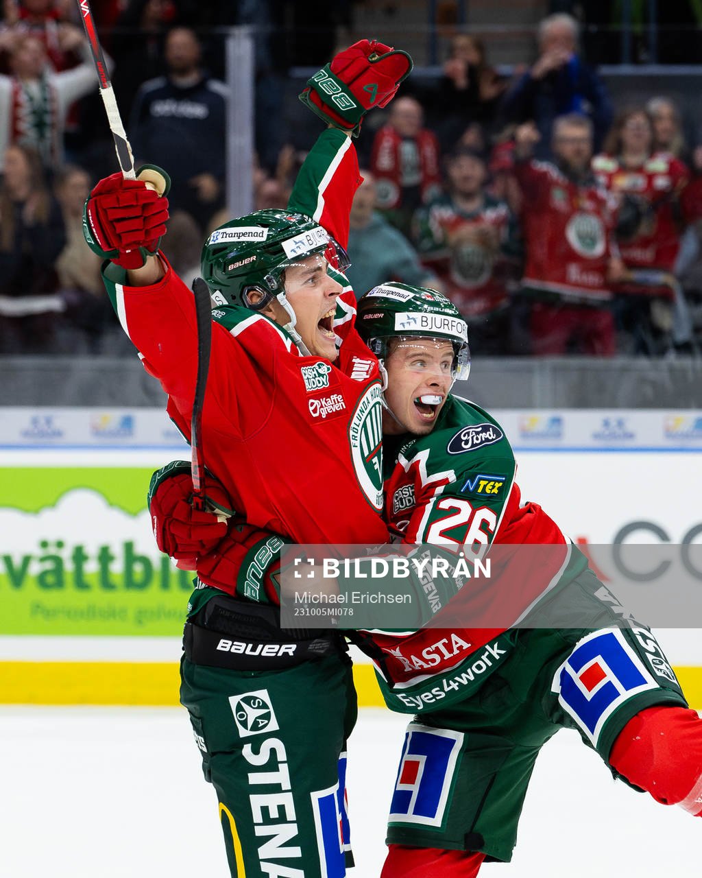 Frölundas Max Lindroth jublar ihop med Isac Heens