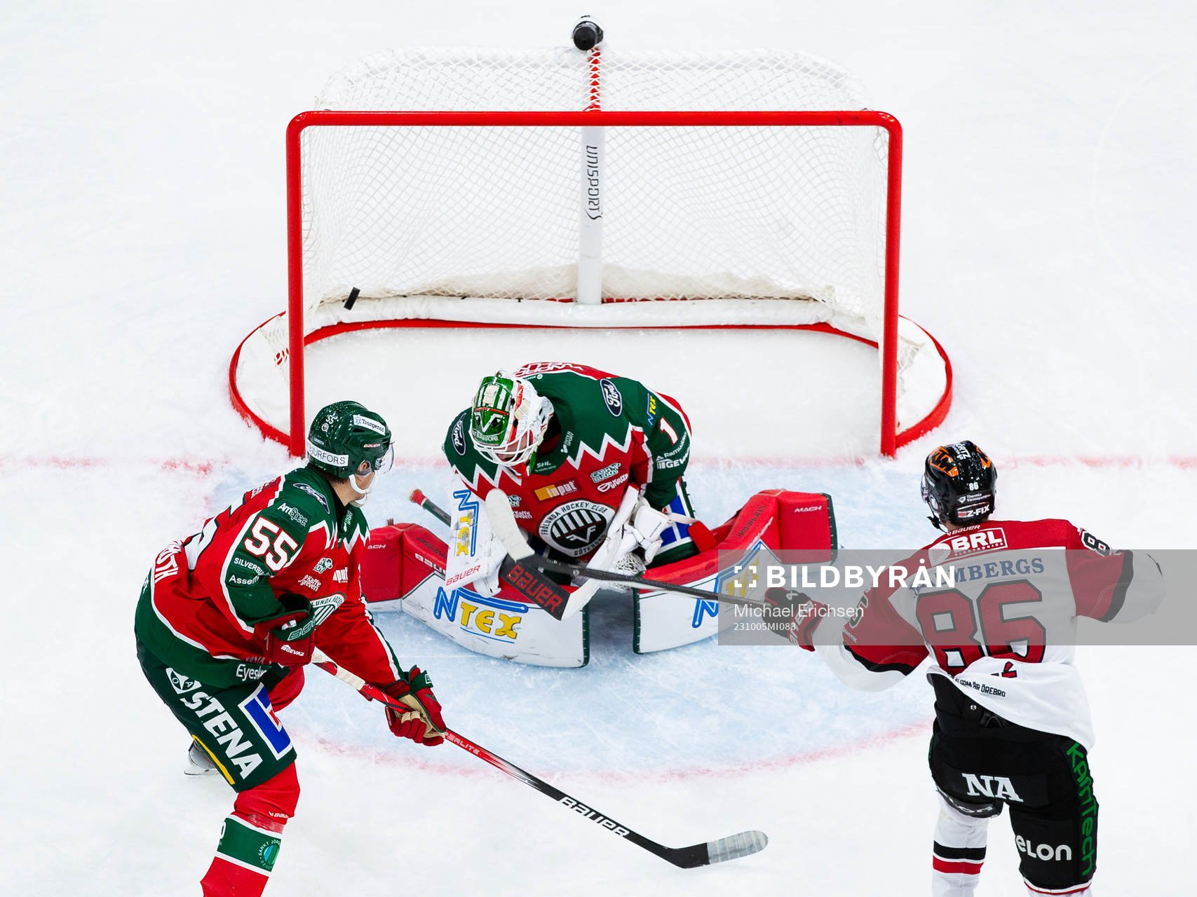 Örebros Mathias Bromé skjuter 2-3 i mål bakom Frölundas