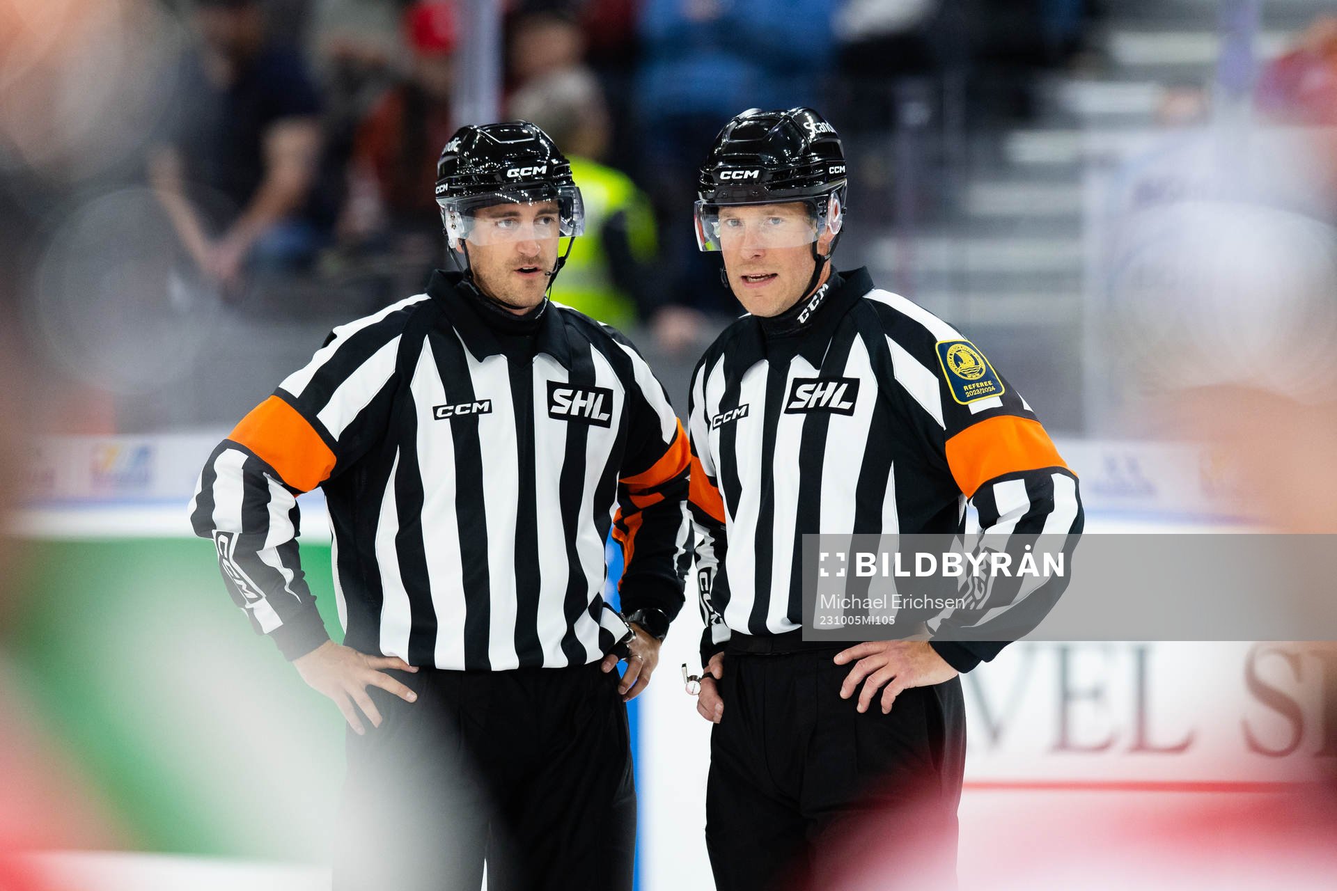 Domare Kristoffer Folkstrand och domare Tobias Björk