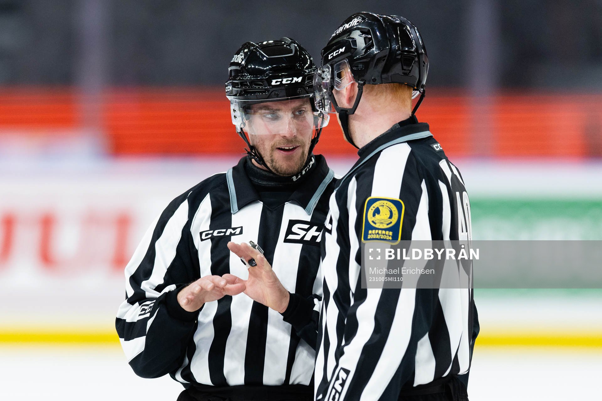 Linjedomare Anders Nyqvist och linjedomare Gustav Jonsson