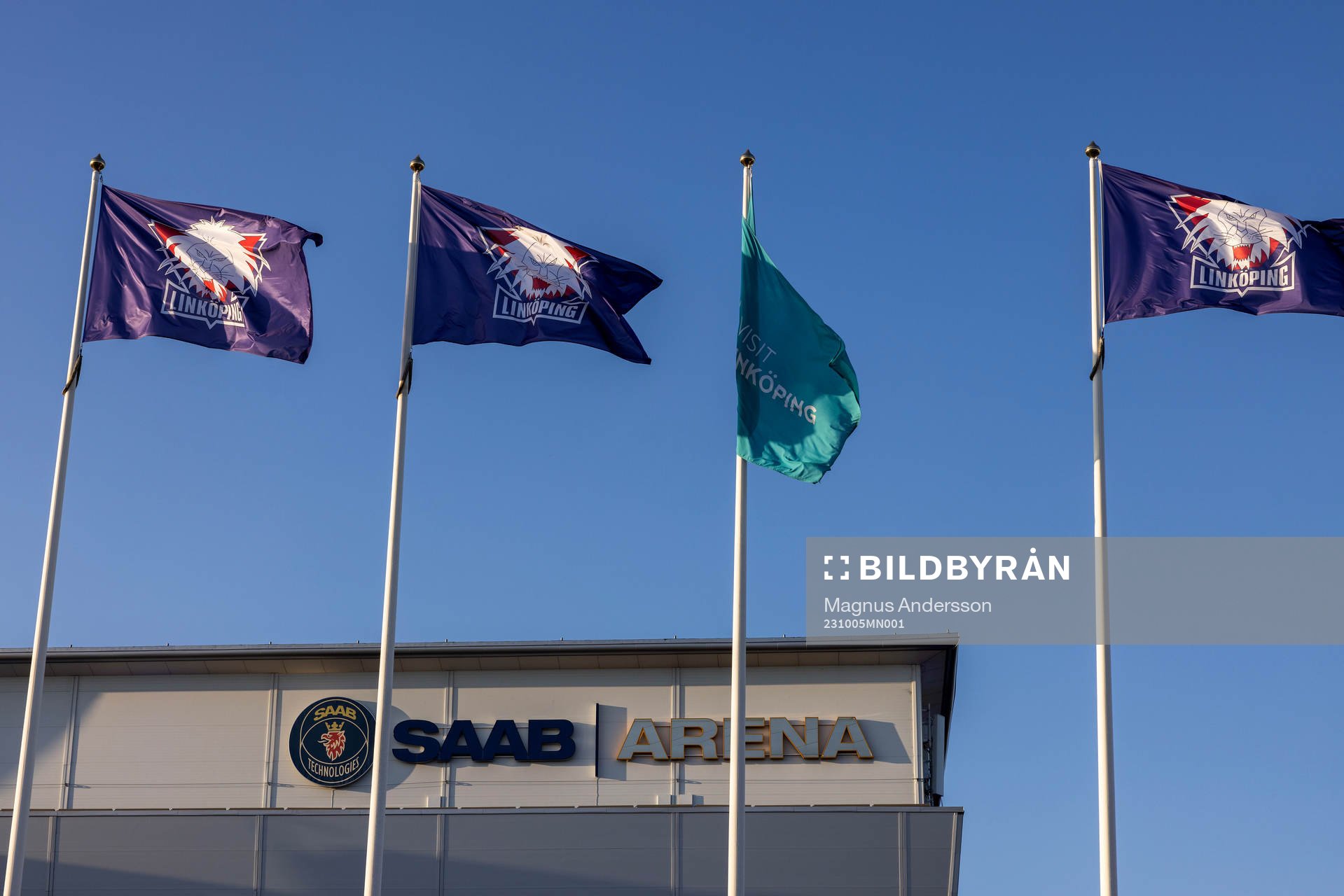 Flaggor utanför Saab Arena