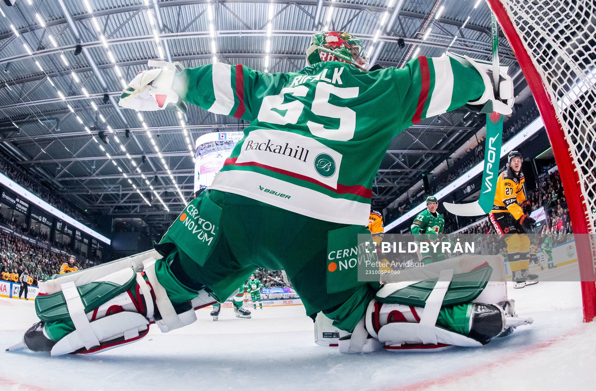 Rögles målvakt Christoffer Rifalk räddar från Luleås