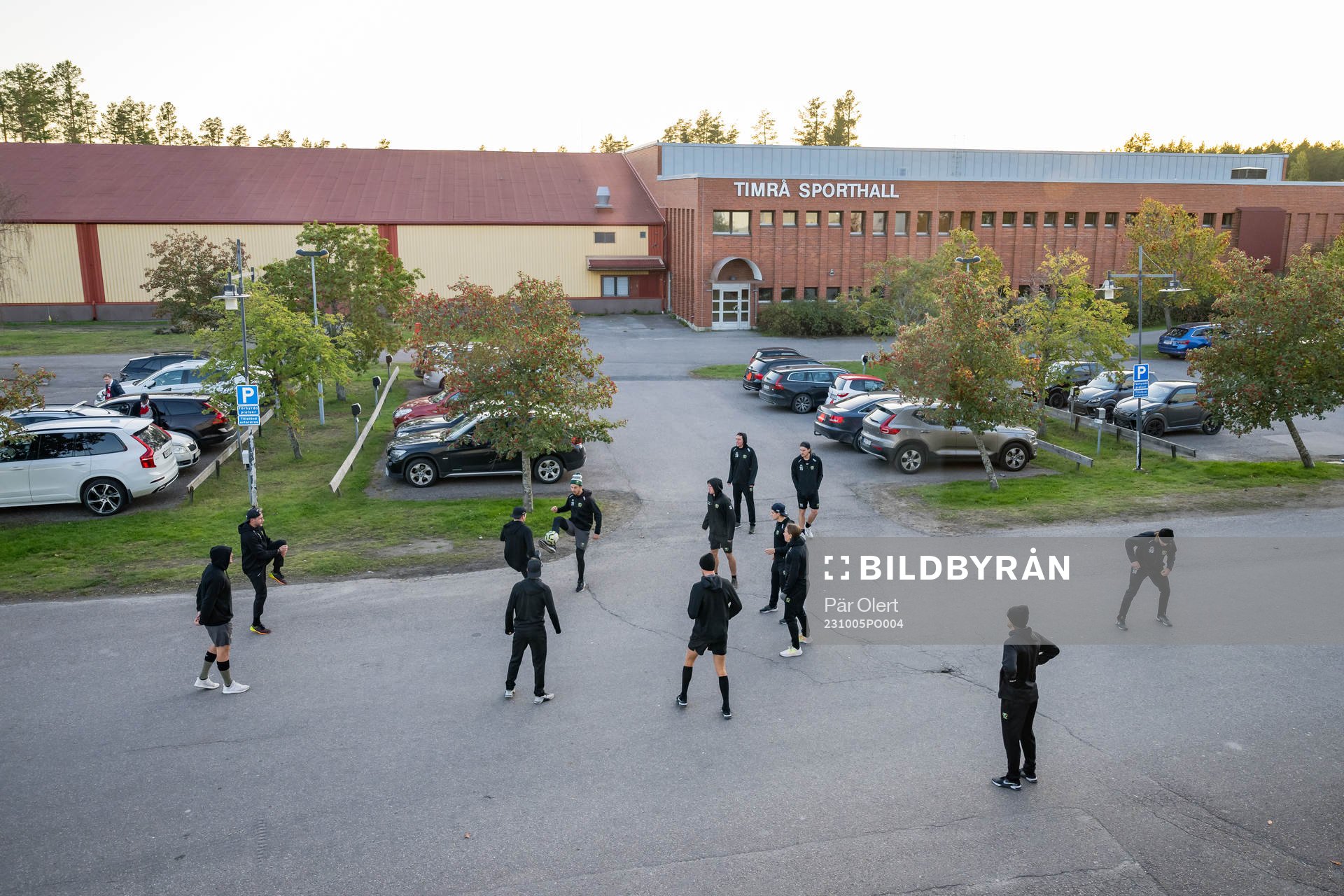 Färjestad värmer upp utanför arenan