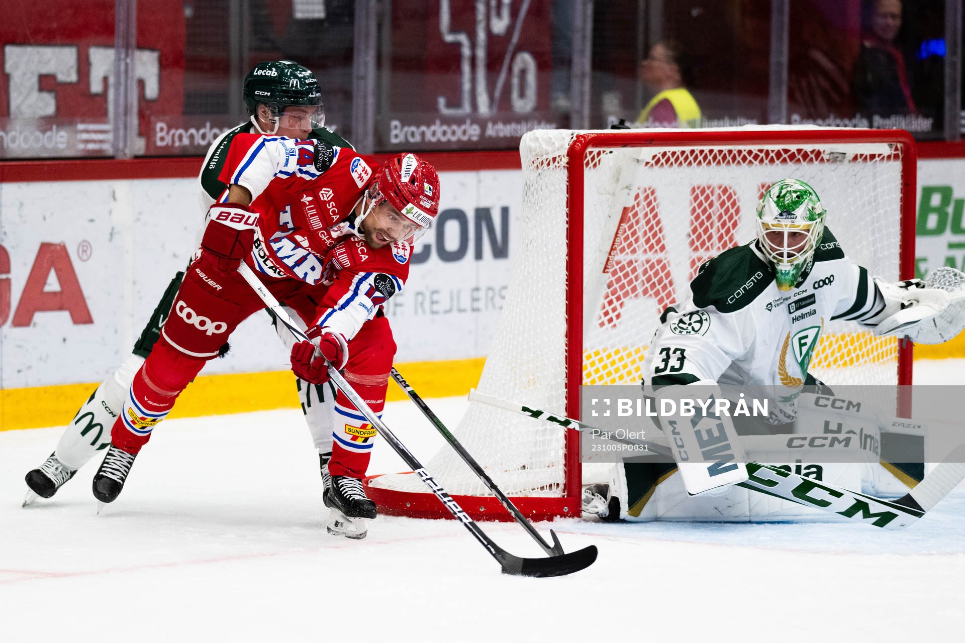 Timrås Emil Pettersson och Färjestads målvakt Maxime
