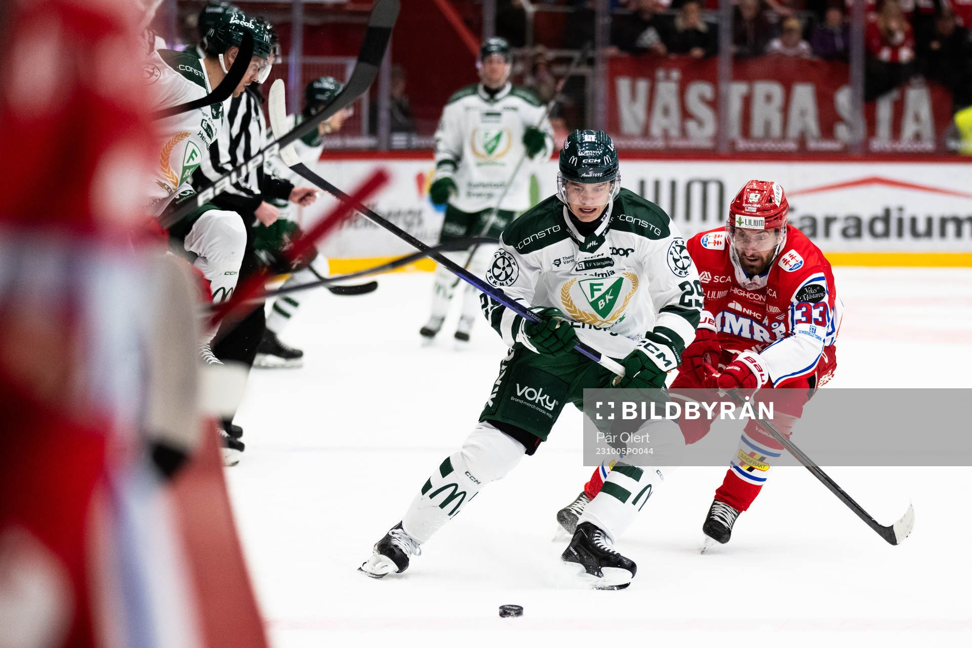 Färjestads Lucas Forsell och Timrås Albin Lundin