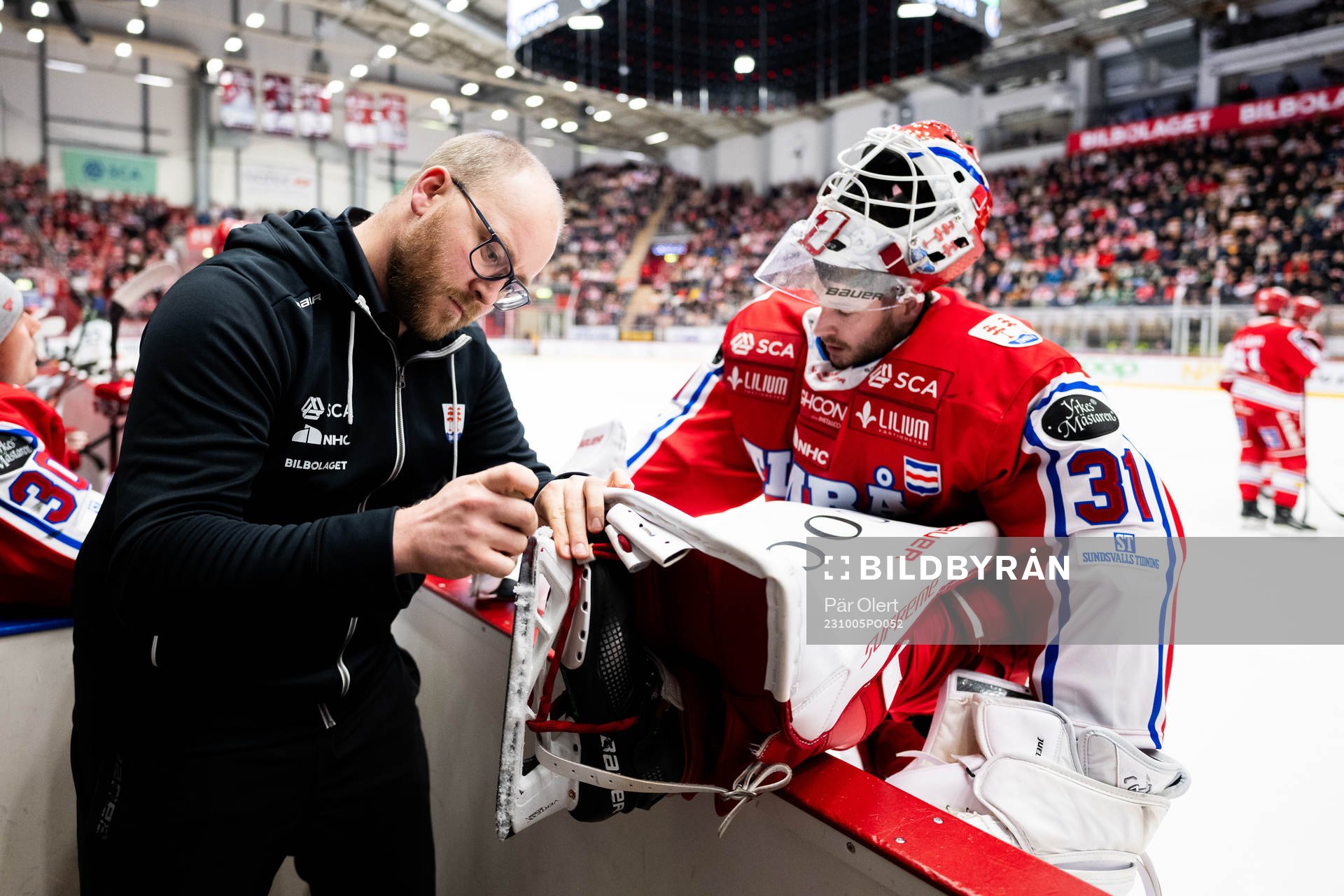 Timrås materialförvaltare Hampus Eriksson och målvakten
