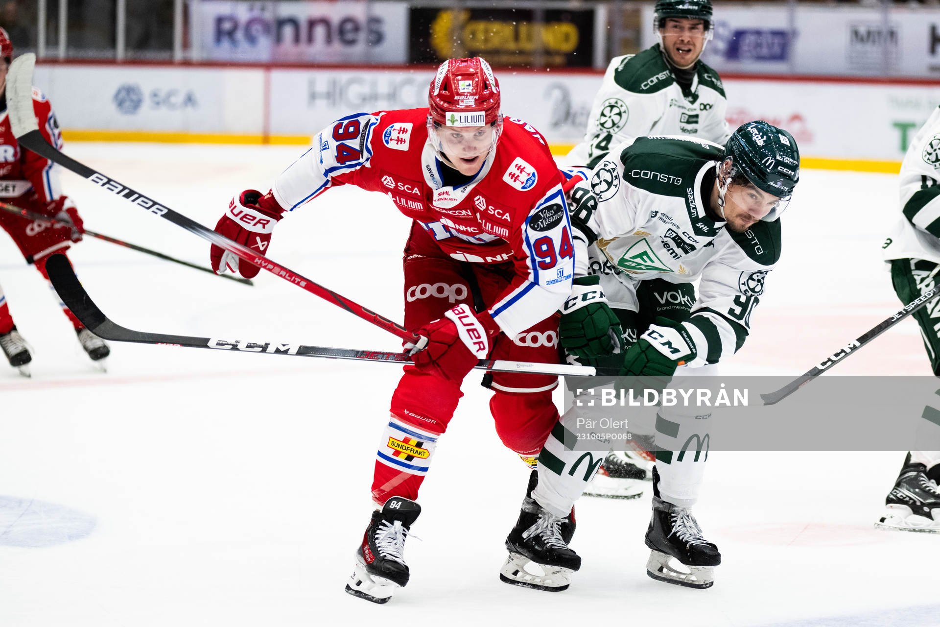 Timrås Sebastian Hartmann och Färjestads David Tomasek