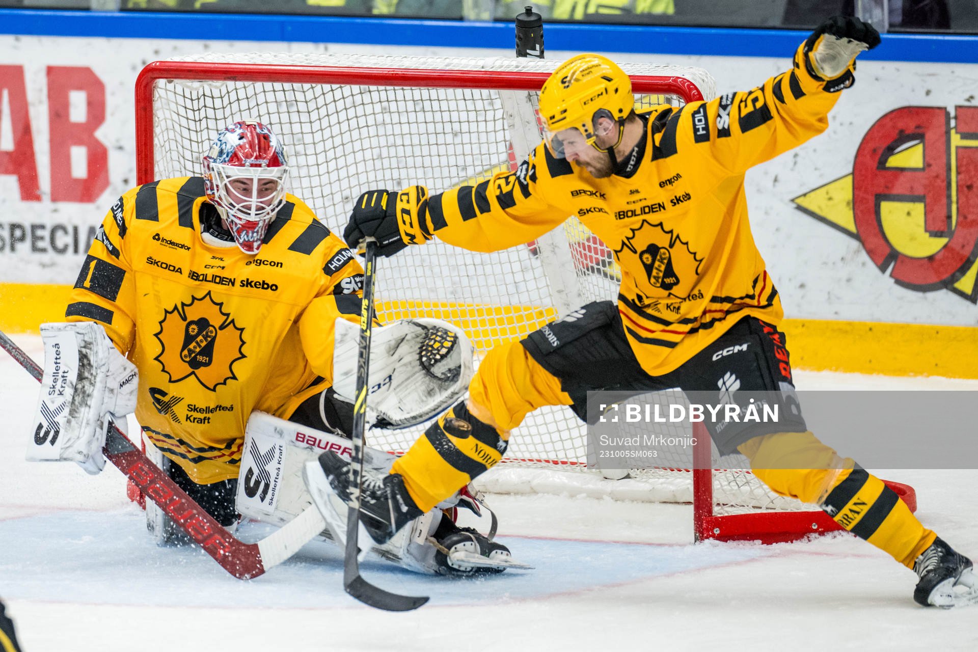 Skellefteås målvakt David Rautio och Arvid Lundberg