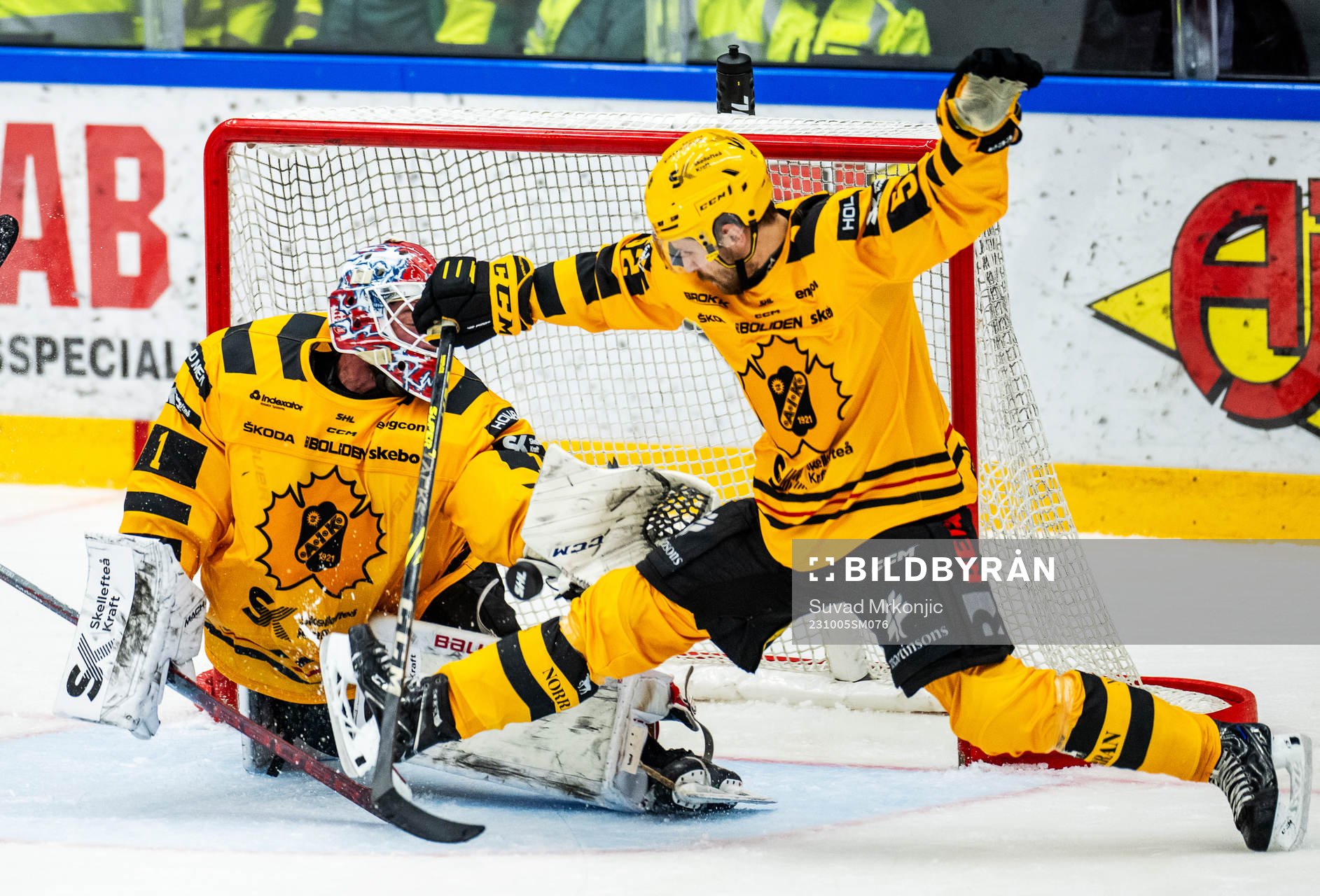 Skellefteås målvakt David Rautio och Arvid Lundberg