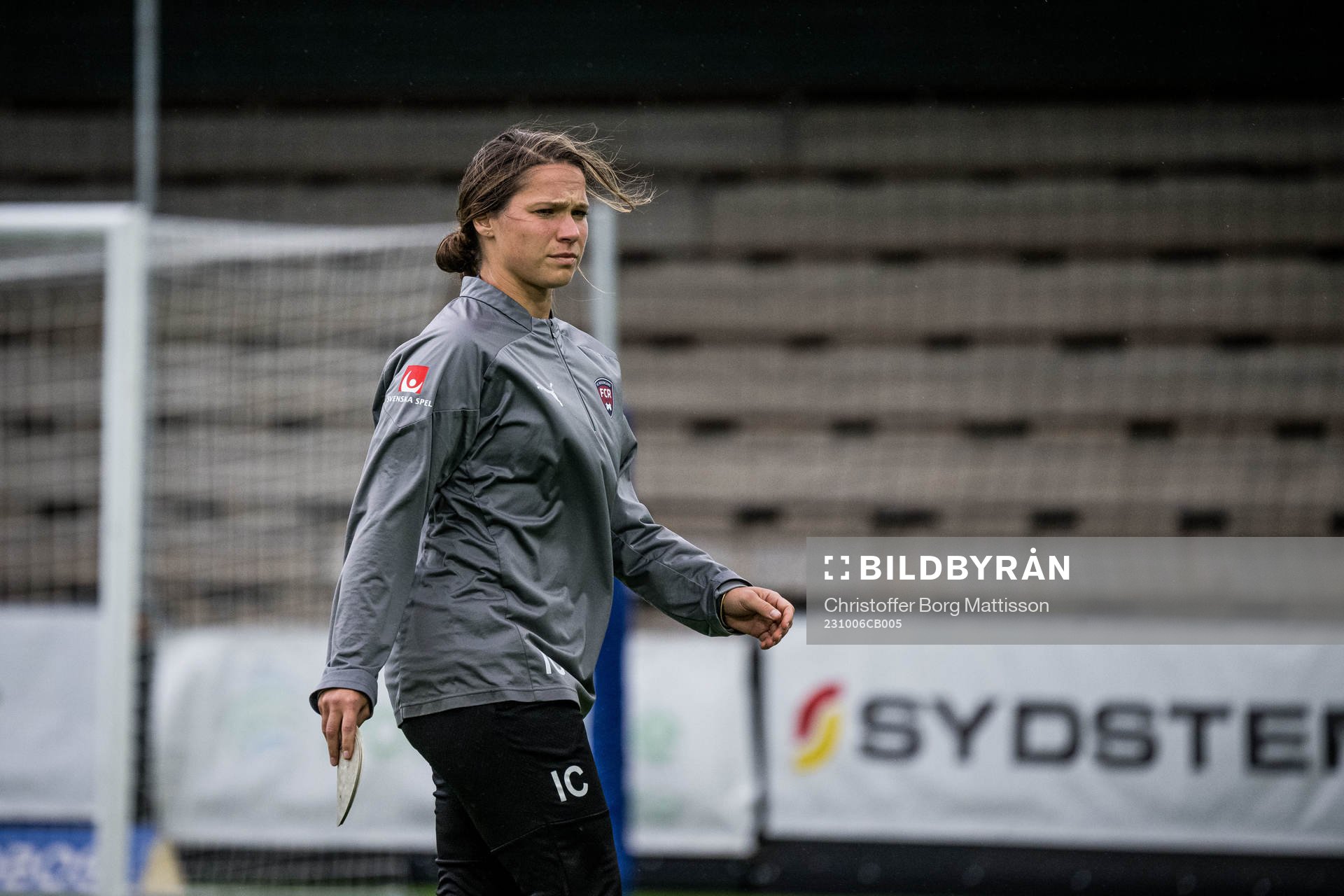 FC Rosengårds assisterande tränare Ieva Cederström under fotbollsmatchen i Damallsvenskan mellan FC Rosengård och Djurgården den 6 oktober 2023 i Malmö.