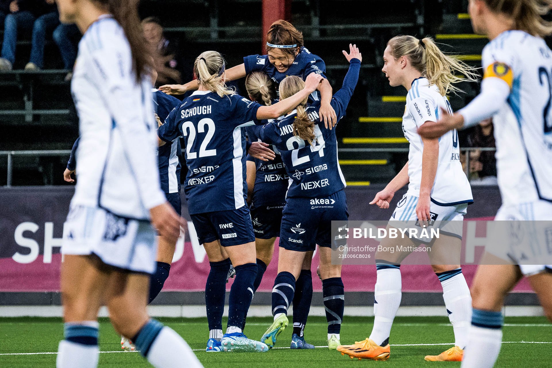 FC Rosengårds Mai Kadowaki jublar med lagkamrater