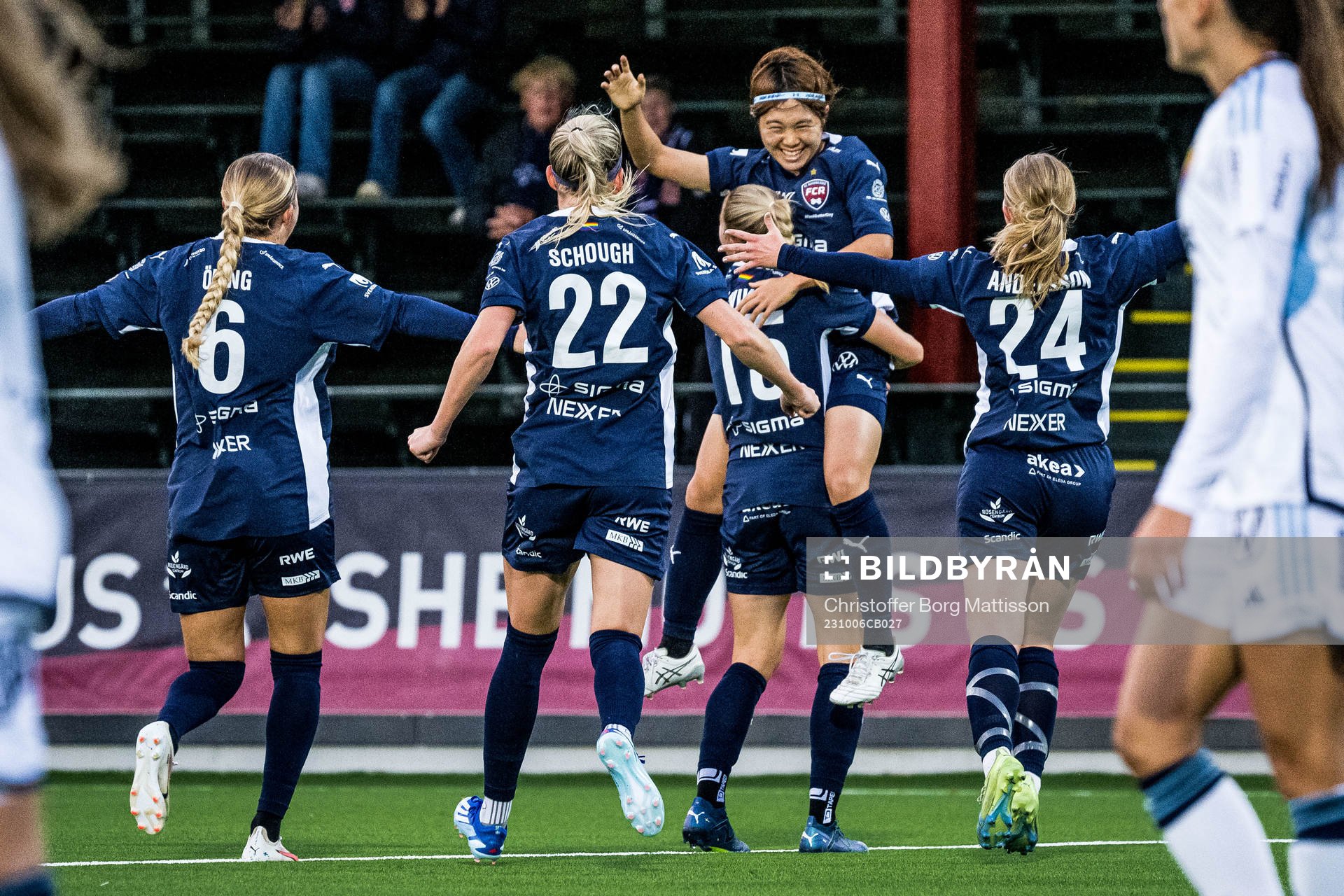 FC Rosengårds Mai Kadowaki jublar med lagkamrater