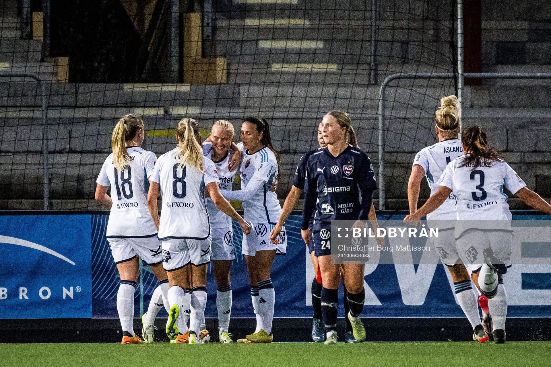 Djurgårdens Stinalisa Johansson jublar med lagkamrater