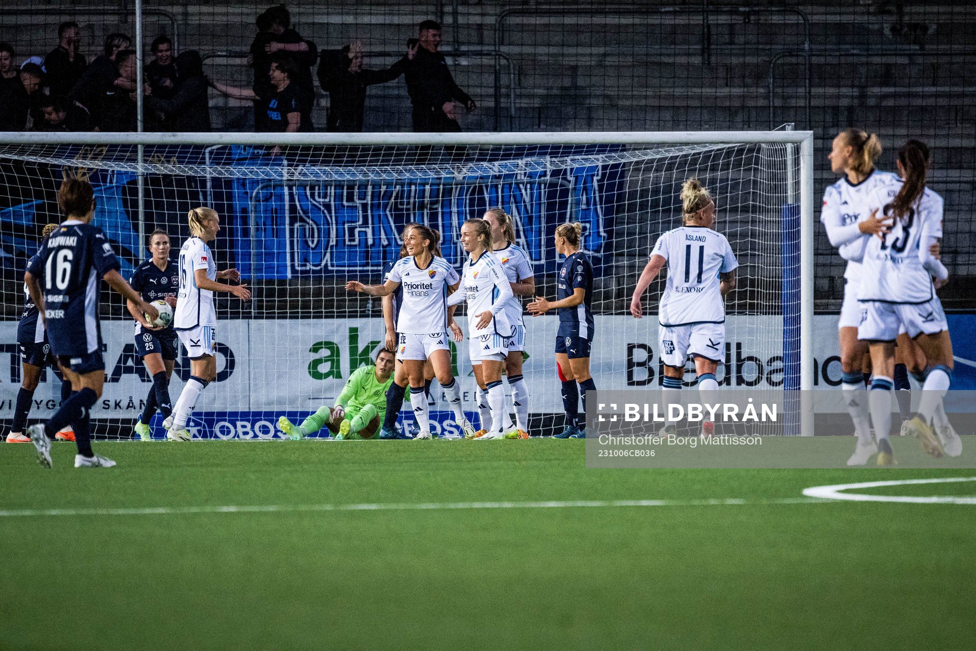 Djurgårdens Tilde Lindwall och Stinalisa Johansson jublar