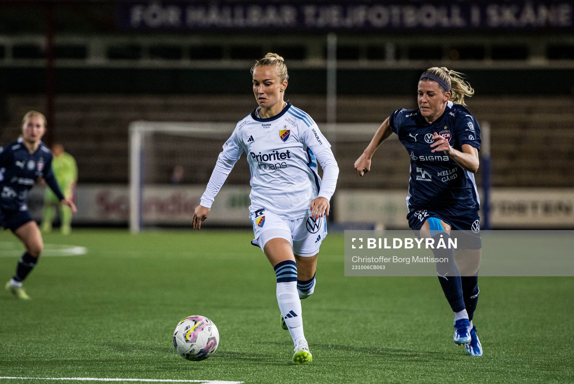 Djurgårdens Tove Almqvist och FC Rosengårds Olivia Schough