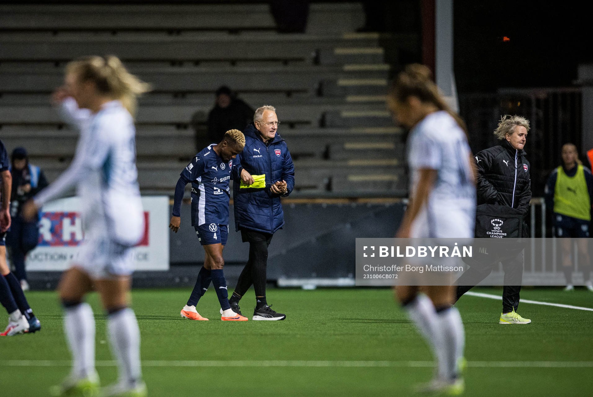 FC Rosengårds Halimatu Ibrahim Ayinde lämnar planen efter att ha skadat sig under fotbollsmatchen i Damallsvenskan mellan FC Rosengård och Djurgården den 6 oktober 2023 i Malmö.
