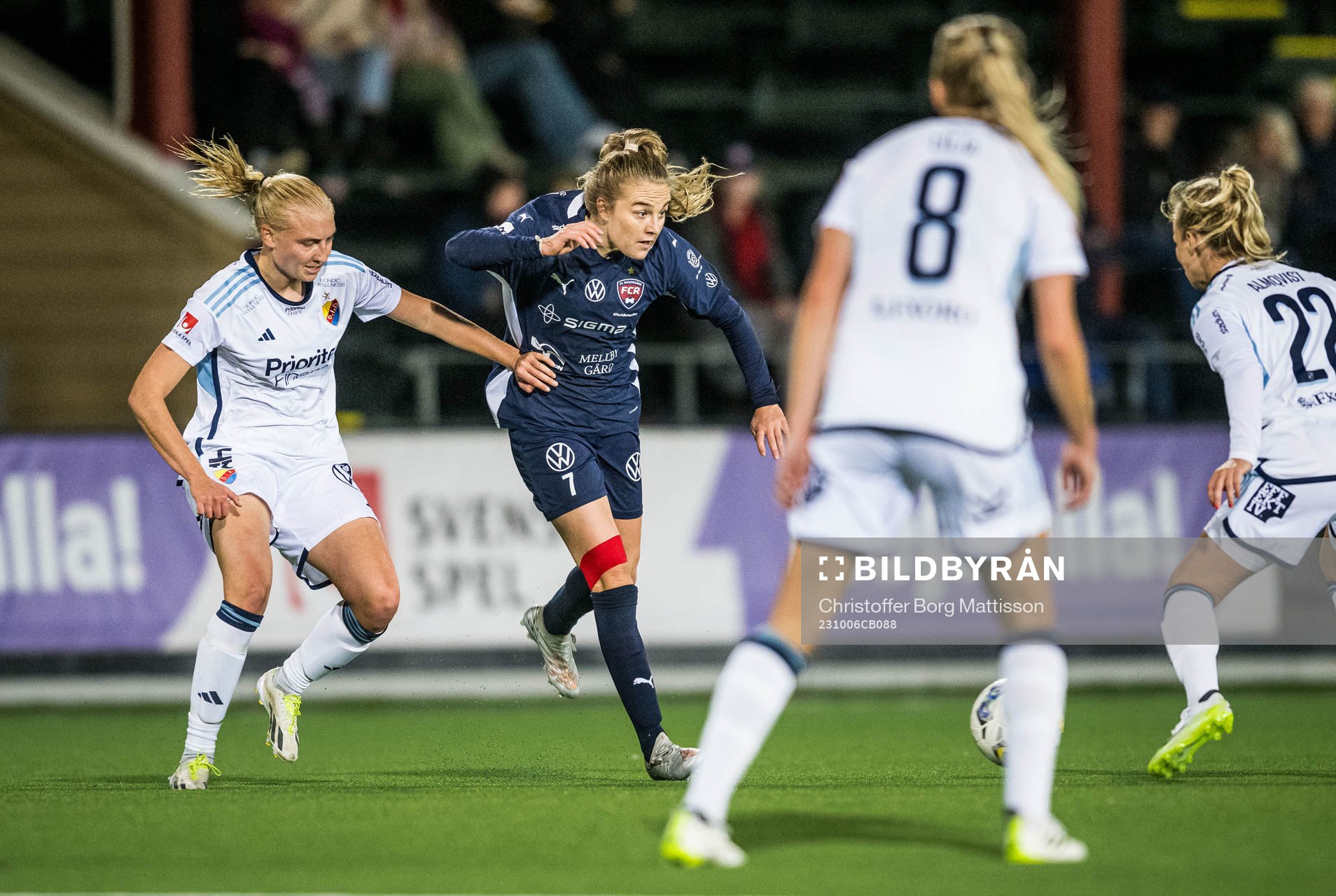 Djurgårdens Stinalisa Johansson och FC Rosengårds Fiona Brown under fotbollsmatchen i Damallsvenskan mellan FC Rosengård och Djurgården den 6 oktober 2023 i Malmö.
