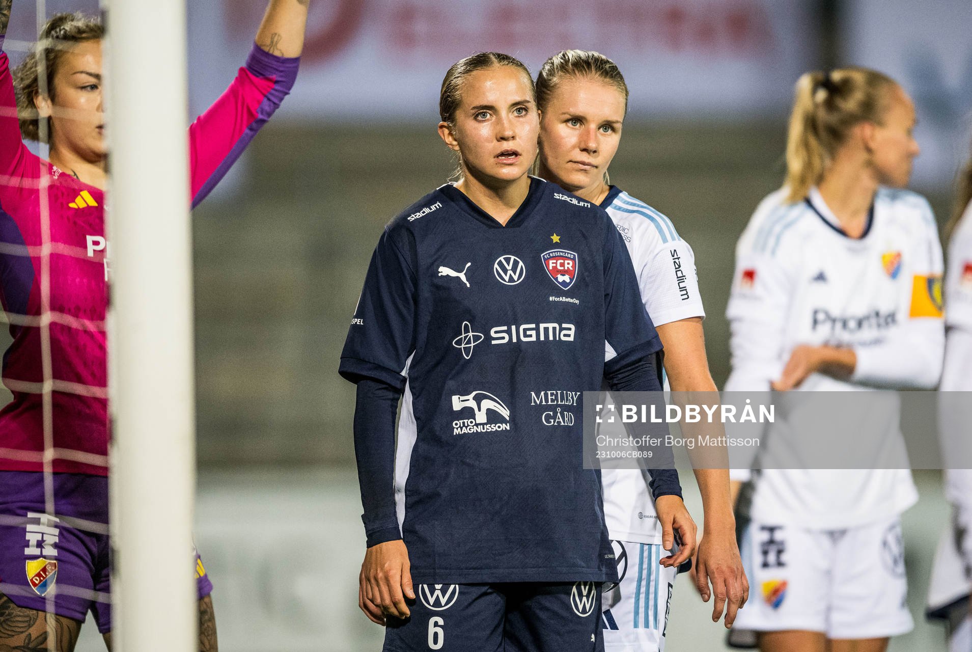 FC Rosengårds Ria Noora Minerva Öling och Djurgårdens Nellie Lilja under fotbollsmatchen i Damallsvenskan mellan FC Rosengård och Djurgården den 6 oktober 2023 i Malmö.