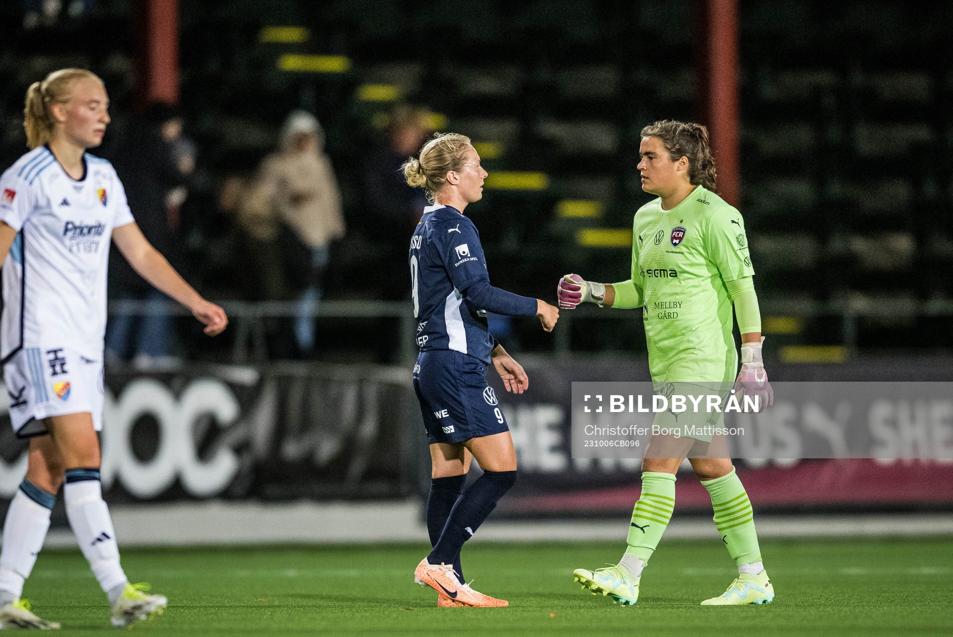 FC Rosengårds Emilia Larsson och målvakt Eartha Cumings