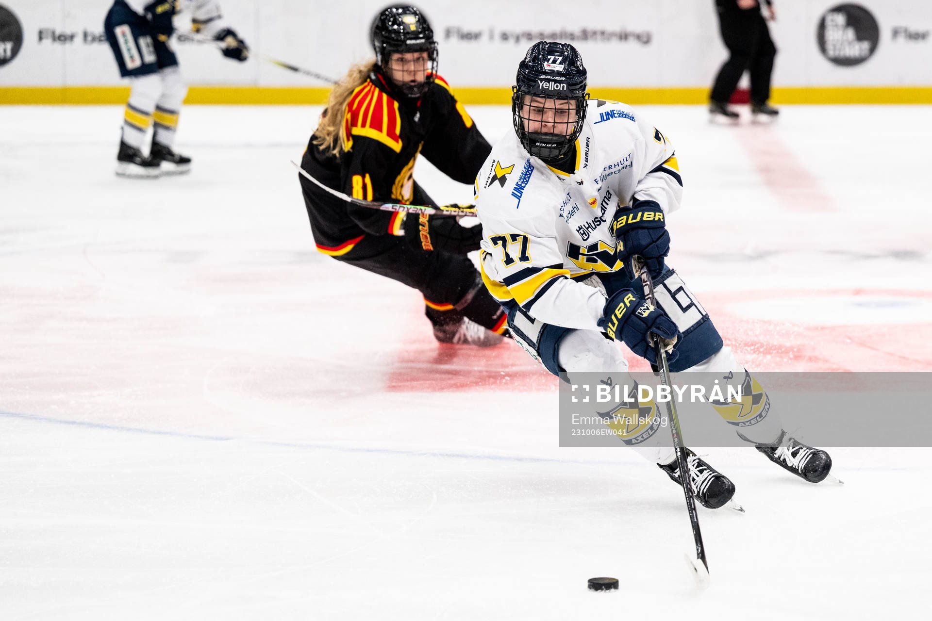 Brynäs Noemi Neubauerova och HV71s Mira Jungåker