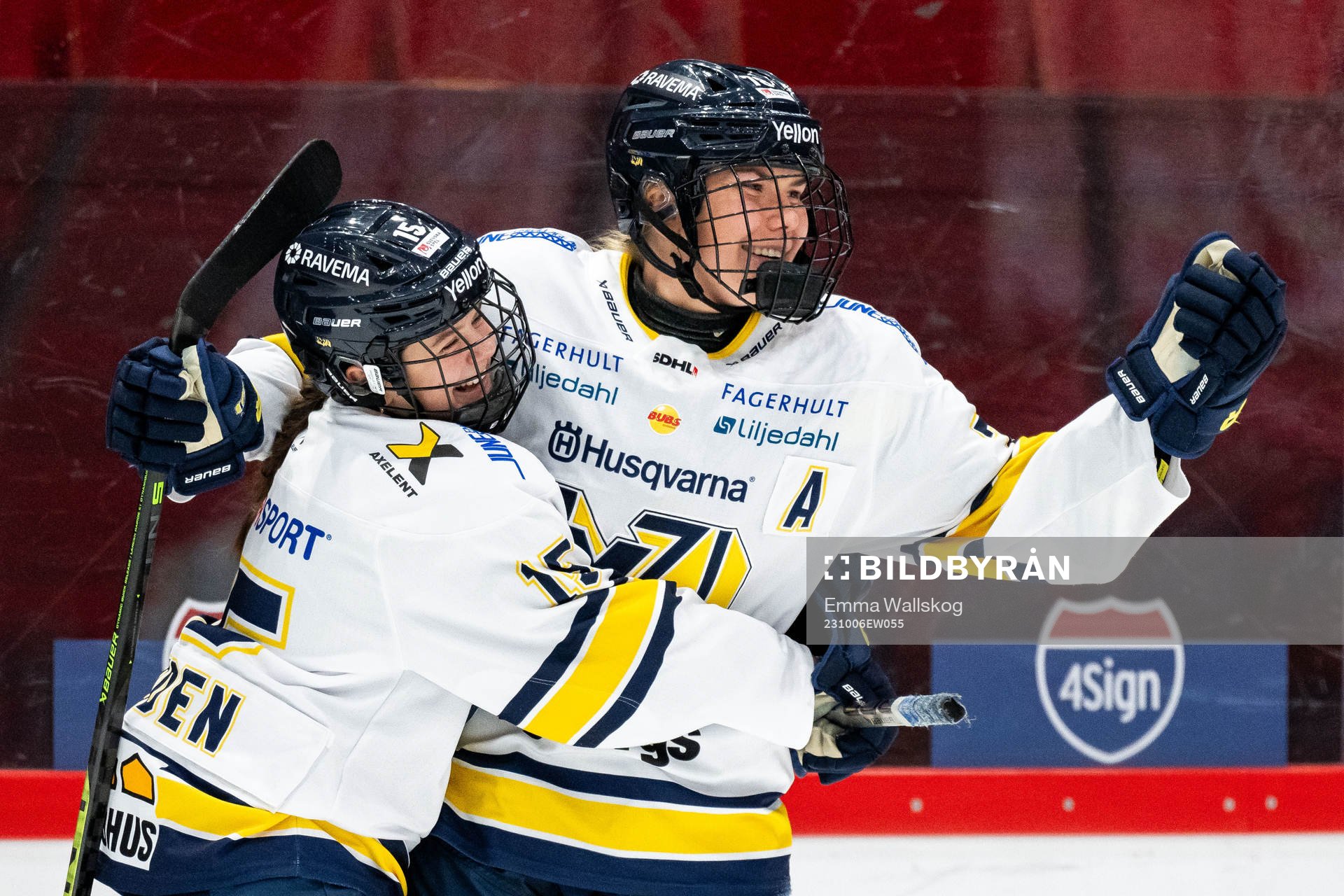 HV71s Elin Svensson jublar med Thea Liodden