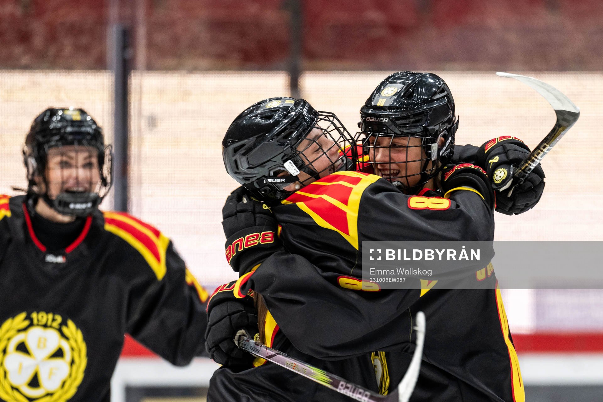 Brynäs Stella Lindell jublar med Stina Sandberg